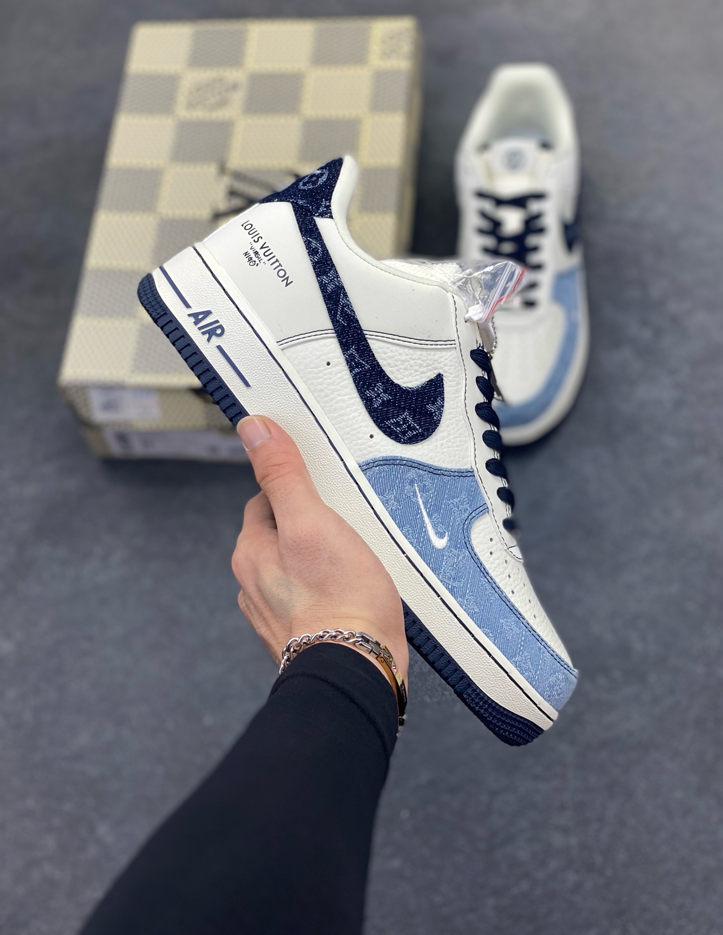 NIke Air Force 1 \'07 Low LV联名--拼接牛仔 空军一号低帮 运动鞋 休闲鞋 折边针车 高级反光效果 工艺难度大 原楦头原纸板 原装鞋盒 原厂鞋底 超高清洁度 细节完美 货号：SC0601-556 尺码：36 36.5 37.5 38 38.5 39 40 40.5 41 42 42.5 43 44 44.5 45-选品中心