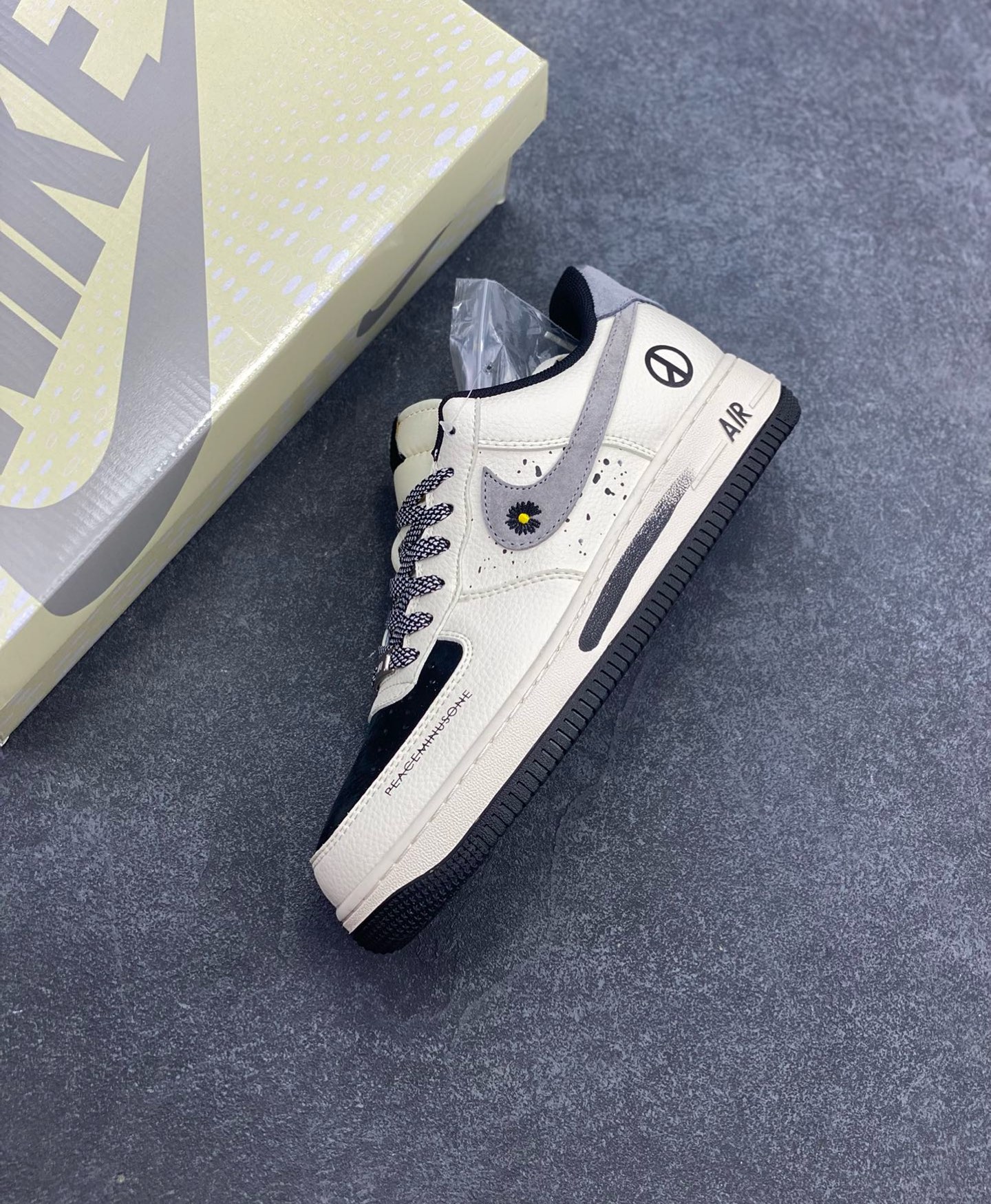 图片[7]-Nike Air Force 1 \’07 Low “权志龙联名——雏菊米黑灰”空军一号 低帮 运动鞋 休闲鞋 折边针车 工艺难度大 原楦头原纸板 原装鞋盒 定制五金配件 内置全掌气垫 原厂鞋底 货号：QW5606-265 尺码：36 36.5 37.5 38 38.5 39 40 40.5 41 42 42.5 43 44 44.5 45-选品中心