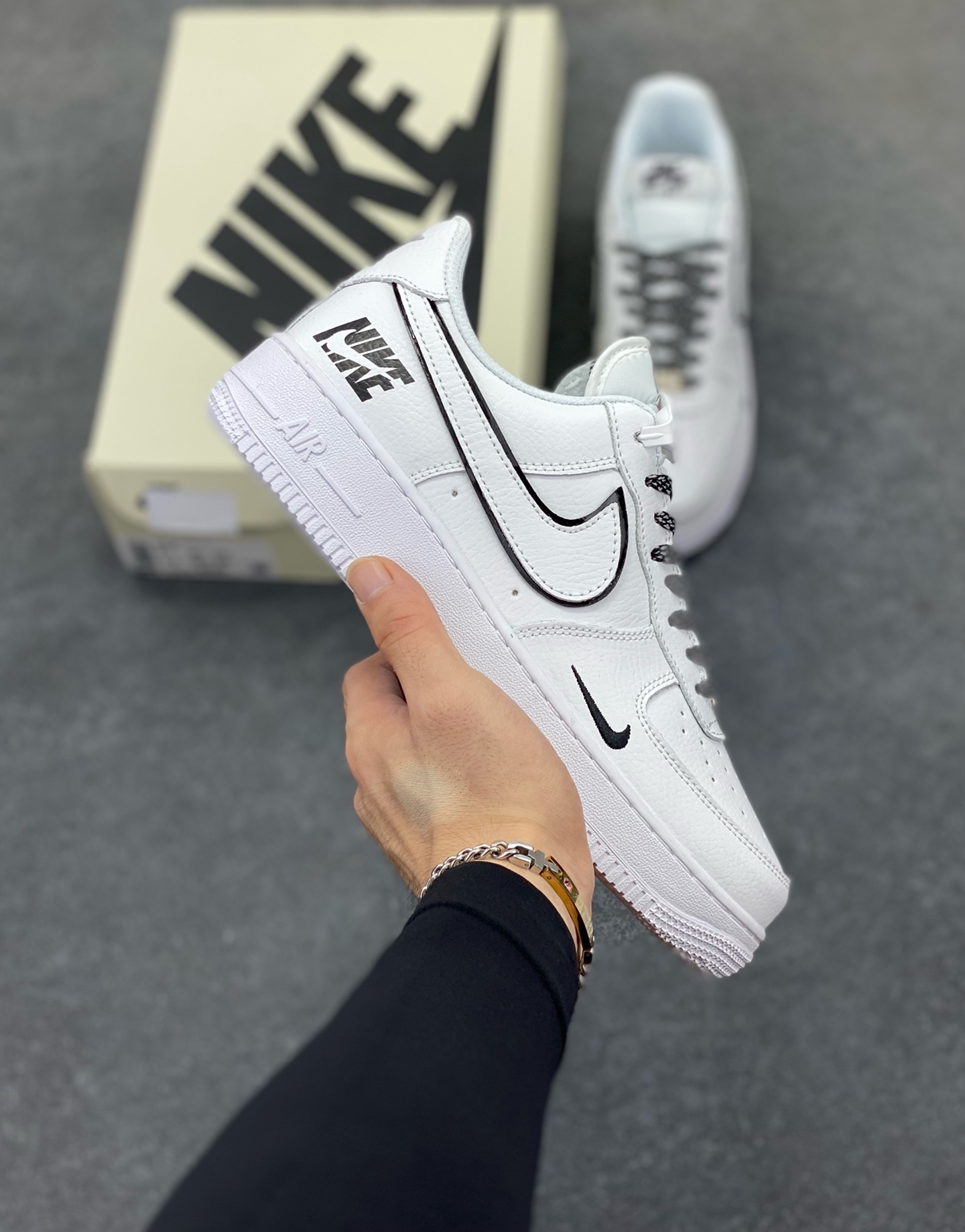 Nike Air Force 1 Low 空军一号低帮百搭休闲运动板鞋。柔软、弹性十足的缓震性能和出色的中底设计，横跨复古与现代的外型结合，造就出风靡全球三十多年的Force 1，直到今天还深受青睐。 货号：CS5288-031 尺码：36 36.5 37.5 38 38.5 39 40 40.5 41 42 42.5 43 44 44.5 45-选品中心
