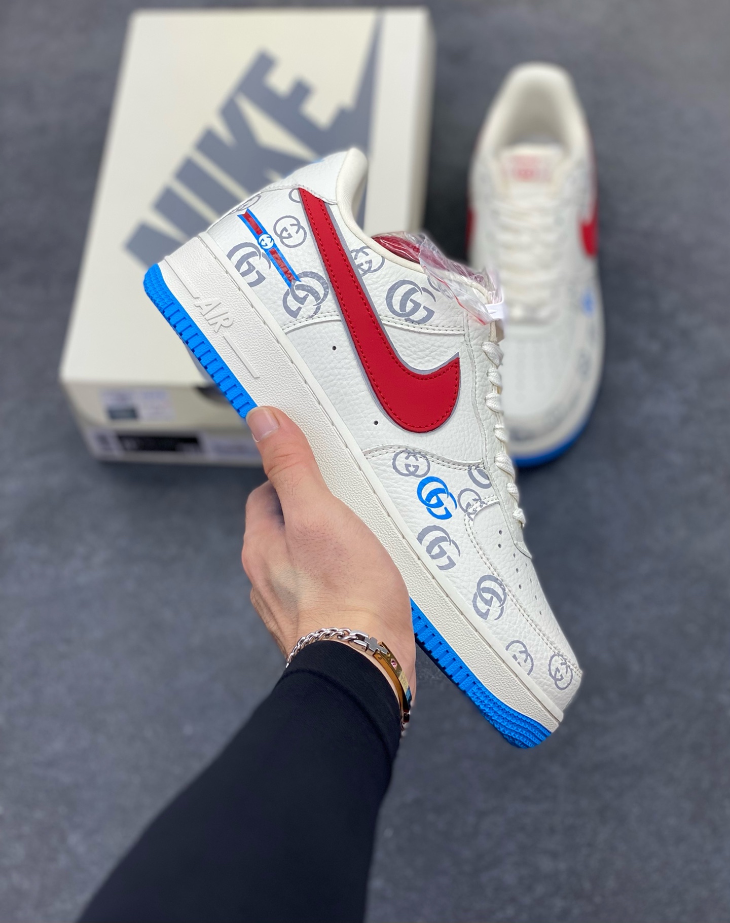 NIke Air Force 1 \'07 Low 古驰联名--白红蓝 空军一号低帮 运动鞋 休闲鞋 折边针车 高级夜光效果 工艺难度大 原楦头原纸板 原装鞋盒 原厂鞋底 超高清洁度 细节完美 货号：SC0601-572 尺码：36 36.5 37.5 38 38.5 39 40 40.5 41 42 42.5 43 44 44.5 45-选品中心