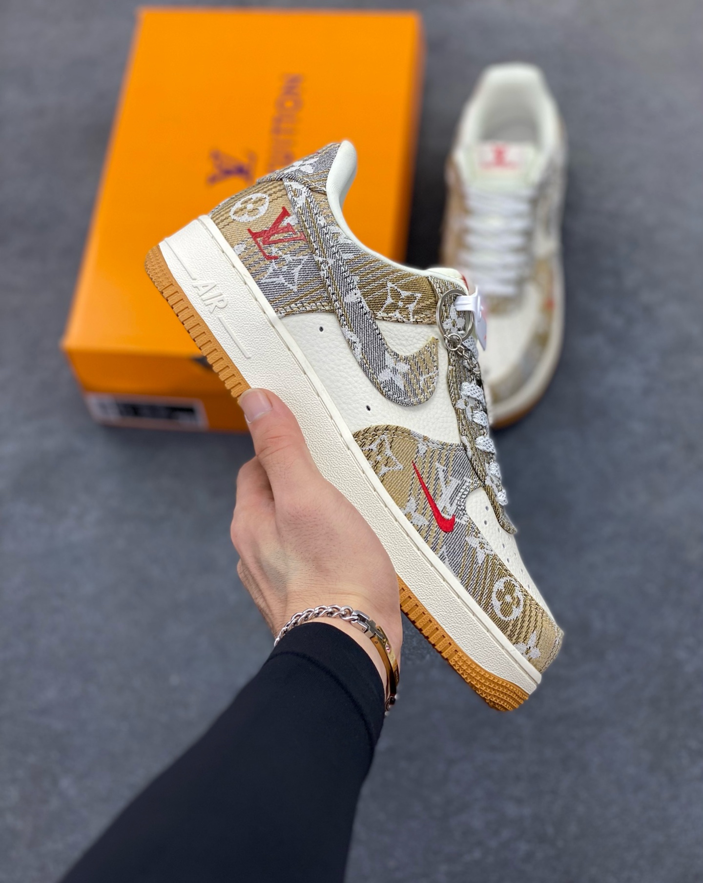 NIke Air Force 1 \'07 Low “LV联名——灰棕花布”空军一号 低帮 运动鞋 休闲鞋 折边针车 工艺难度大 原楦头原纸板 原装鞋盒 定制五金配件 内置全掌气垫 原厂鞋底 货号：DF0188-076 尺码：36 36.5 37.5 38 38.5 39 40 40.5 41 42 42.5 43 44 44.5 45-选品中心