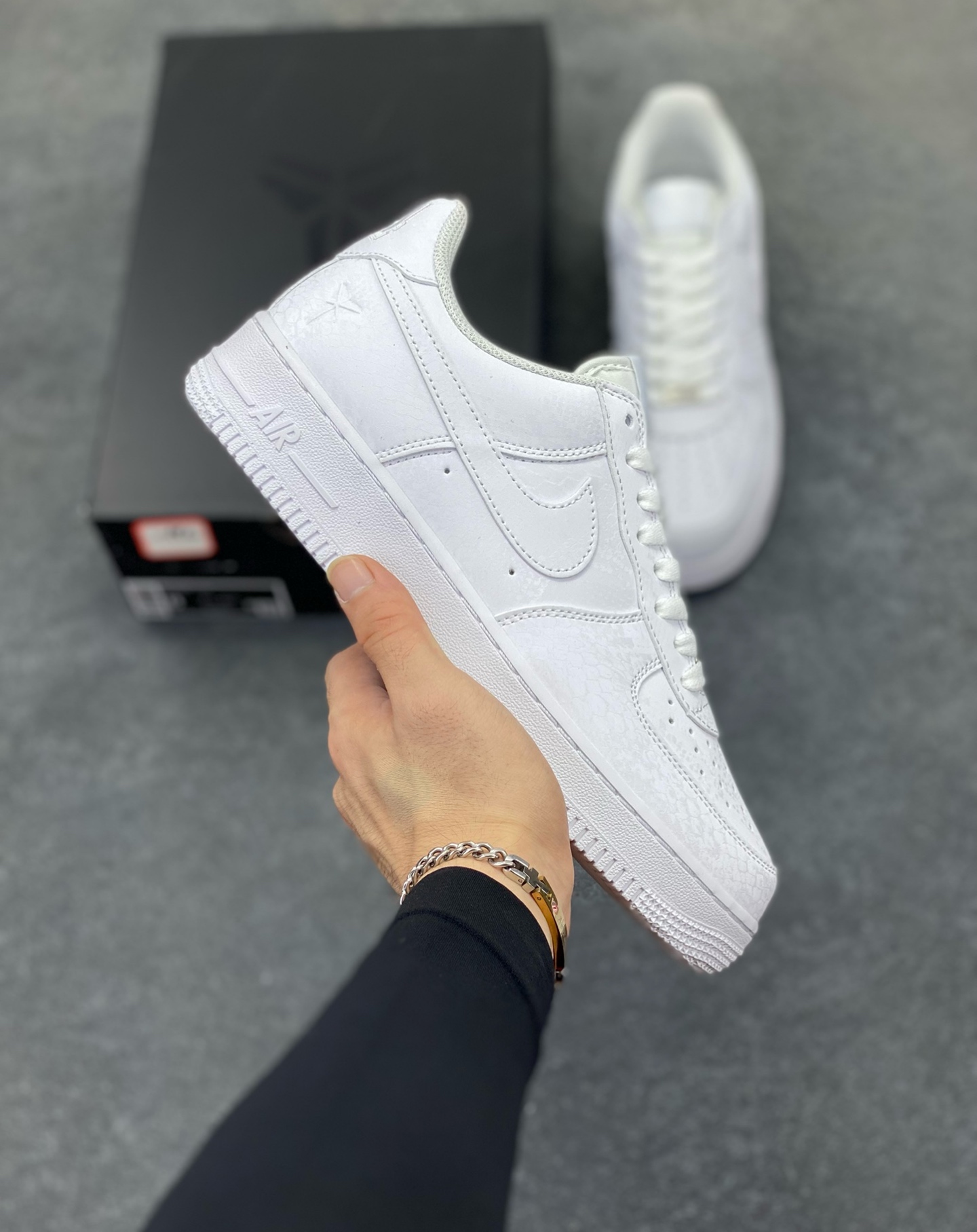 Nike Air Force 1 Low 科比 空军一号低帮运动休闲板鞋 原楦头原纸板 打造纯正空军版型 专注外贸渠道 全掌内置蜂窝气垫 原盒配件 原厂中底钢印、拉帮完美 货号：IB0018-100 尺码：35.5 36 36.5 37.5 38 38.5 39 40 40.5 41 42 42.5 43 44 44.5 45 46 47-选品中心