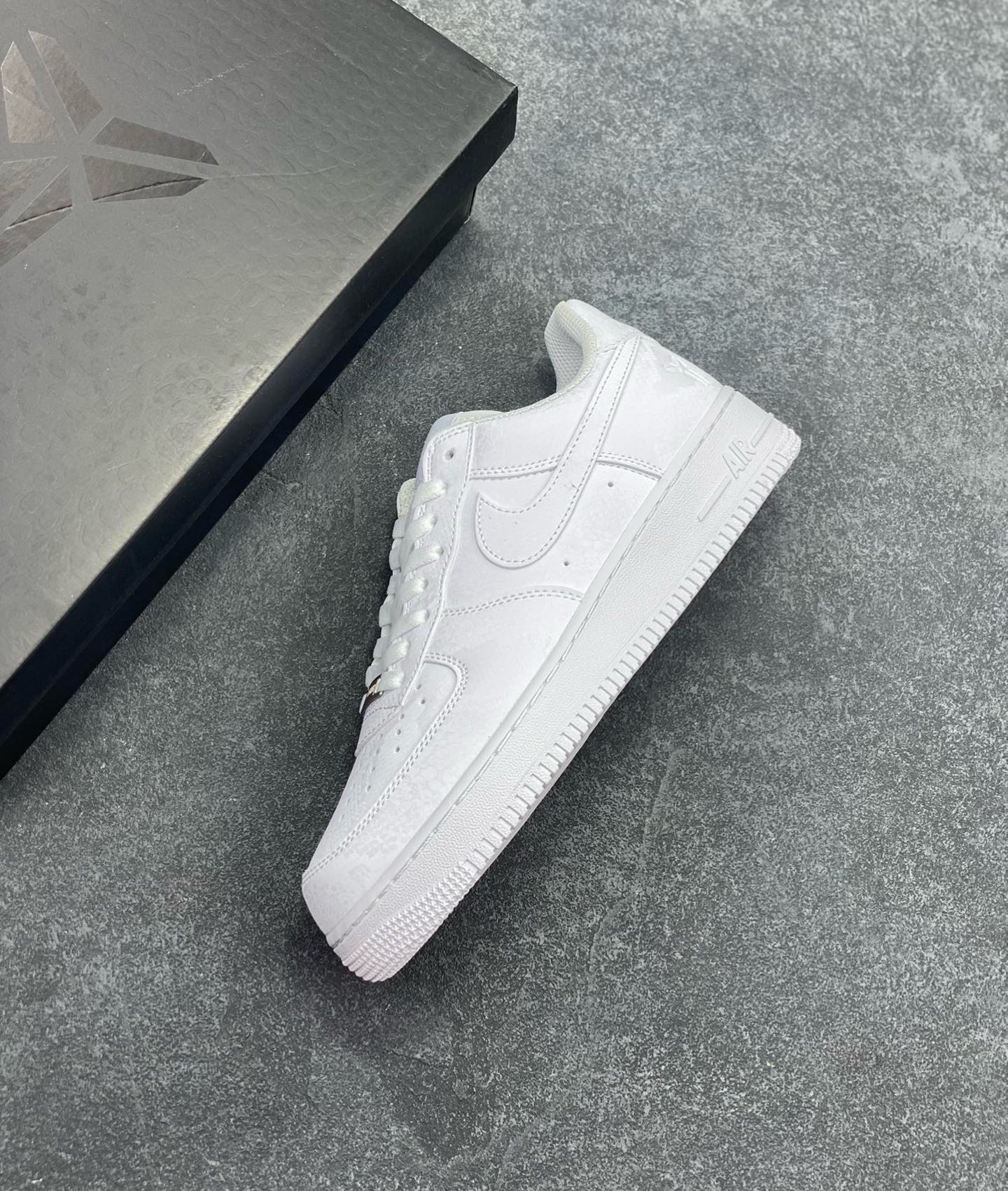 图片[7]-Nike Air Force 1 Low 科比 空军一号低帮运动休闲板鞋 原楦头原纸板 打造纯正空军版型 专注外贸渠道 全掌内置蜂窝气垫 原盒配件 原厂中底钢印、拉帮完美 货号：IB0018-100 尺码：35.5 36 36.5 37.5 38 38.5 39 40 40.5 41 42 42.5 43 44 44.5 45 46 47-选品中心