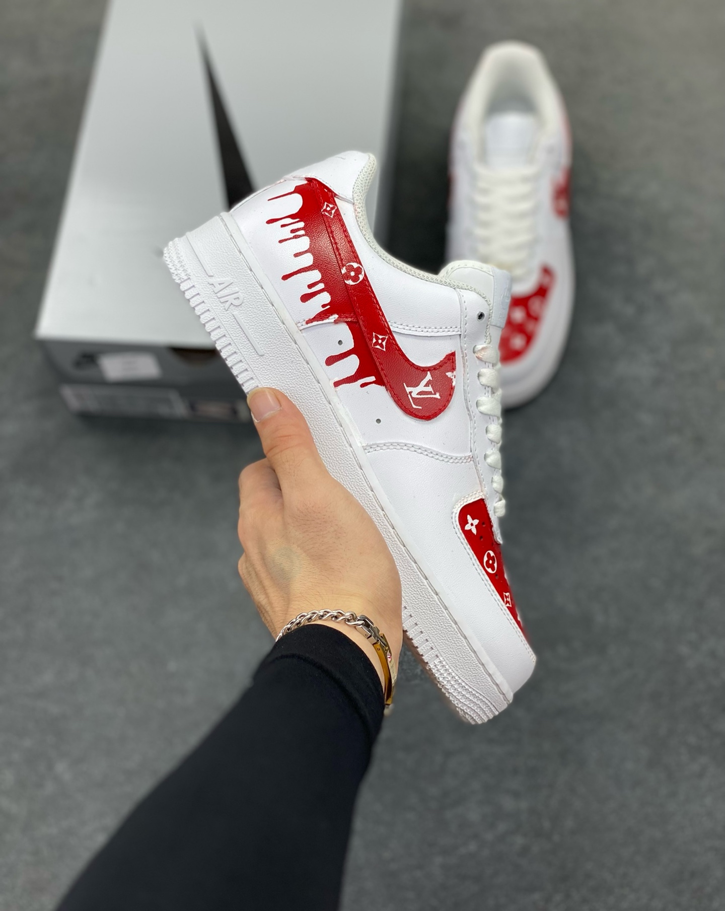 【定制球鞋】纯手工绘画Nike Air Force 1 空军一号 手绘 LV 街头 泼墨 潮流 耐磨 低帮 板鞋 男女同款 白黑色折边针车 工艺难度大 原楦头原纸板 原装鞋盒 定制五金配件 内置全掌气垫 原厂鞋底 货号：CW2288-111 尺码：36 36.5 37.5 38 38.5 39 40 40.5 41 42 42.5 43 44 44.5 45-选品中心