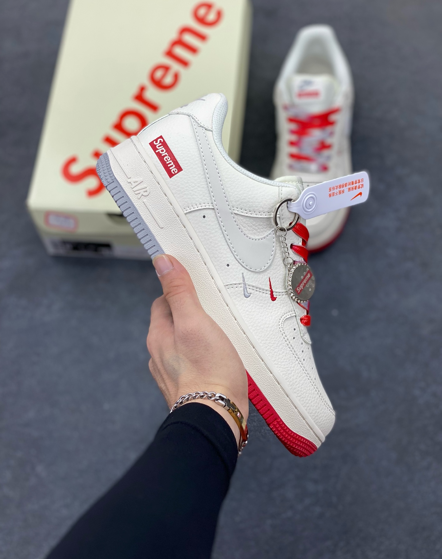 NIke Air Force 1 \'07 Low “Supreme联名——双拼红灰”空军一号 低帮 运动鞋 休闲鞋 折边针车 工艺难度大 原楦头原纸板 原装鞋盒 定制五金配件 内置全掌气垫 原厂鞋底 货号：XX3168-157 尺码：36 36.5 37.5 38 38.5 39 40 40.5 41 42 42.5 43 44 44.5 45-选品中心