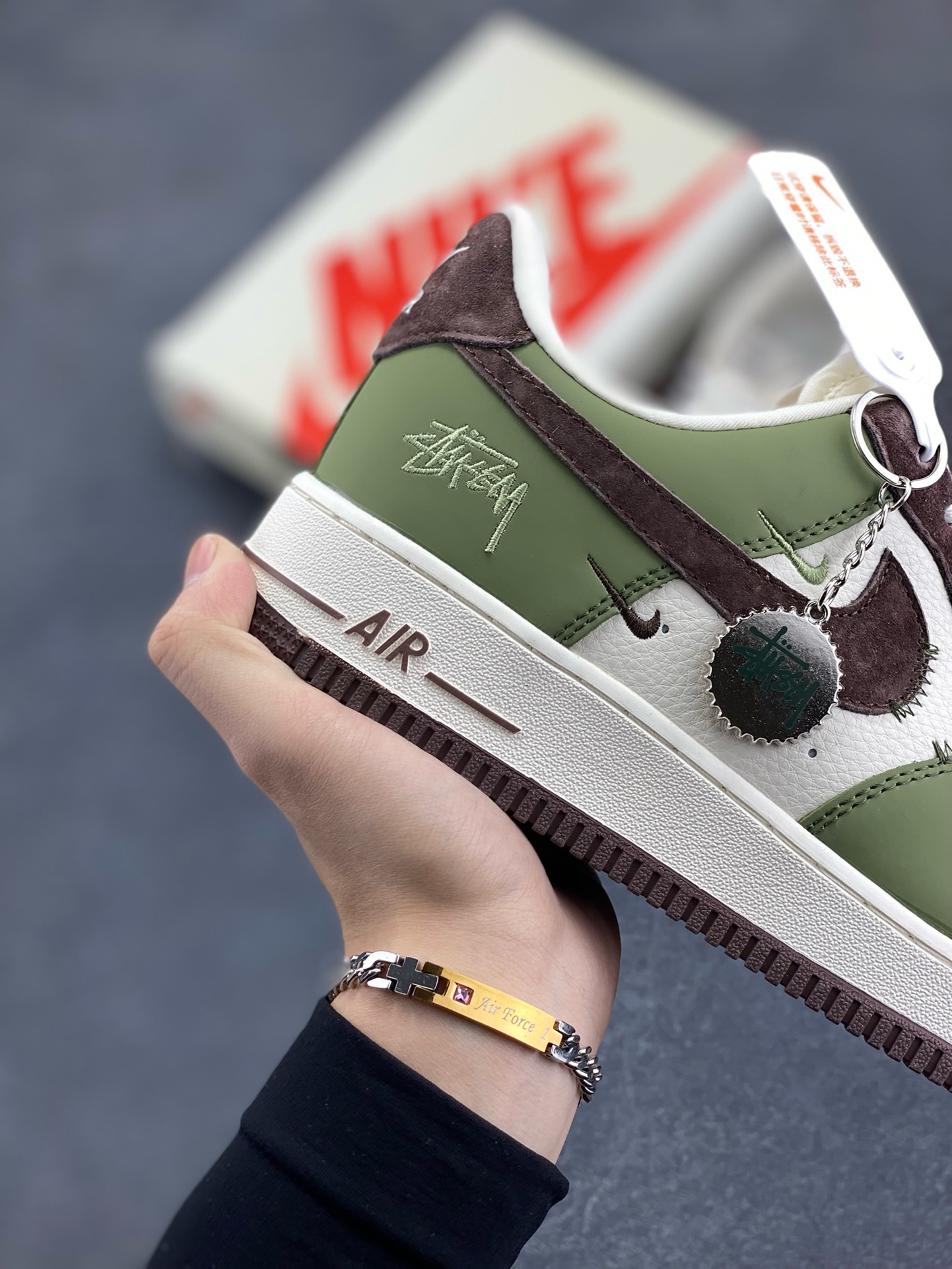 图片[6]-NIke Air Force 1 \’07 Low “斯图西联名–绿棕”空军一号 低帮 运动鞋 休闲鞋 折边针车 工艺难度大 原楦头原纸板 原装鞋盒 定制五金配件 内置全掌气垫 原厂鞋底 货号：KK1988-038 尺码：36 36.5 37.5 38 38.5 39 40 40.5 41 42 42.5 43 44 44.5 45-选品中心