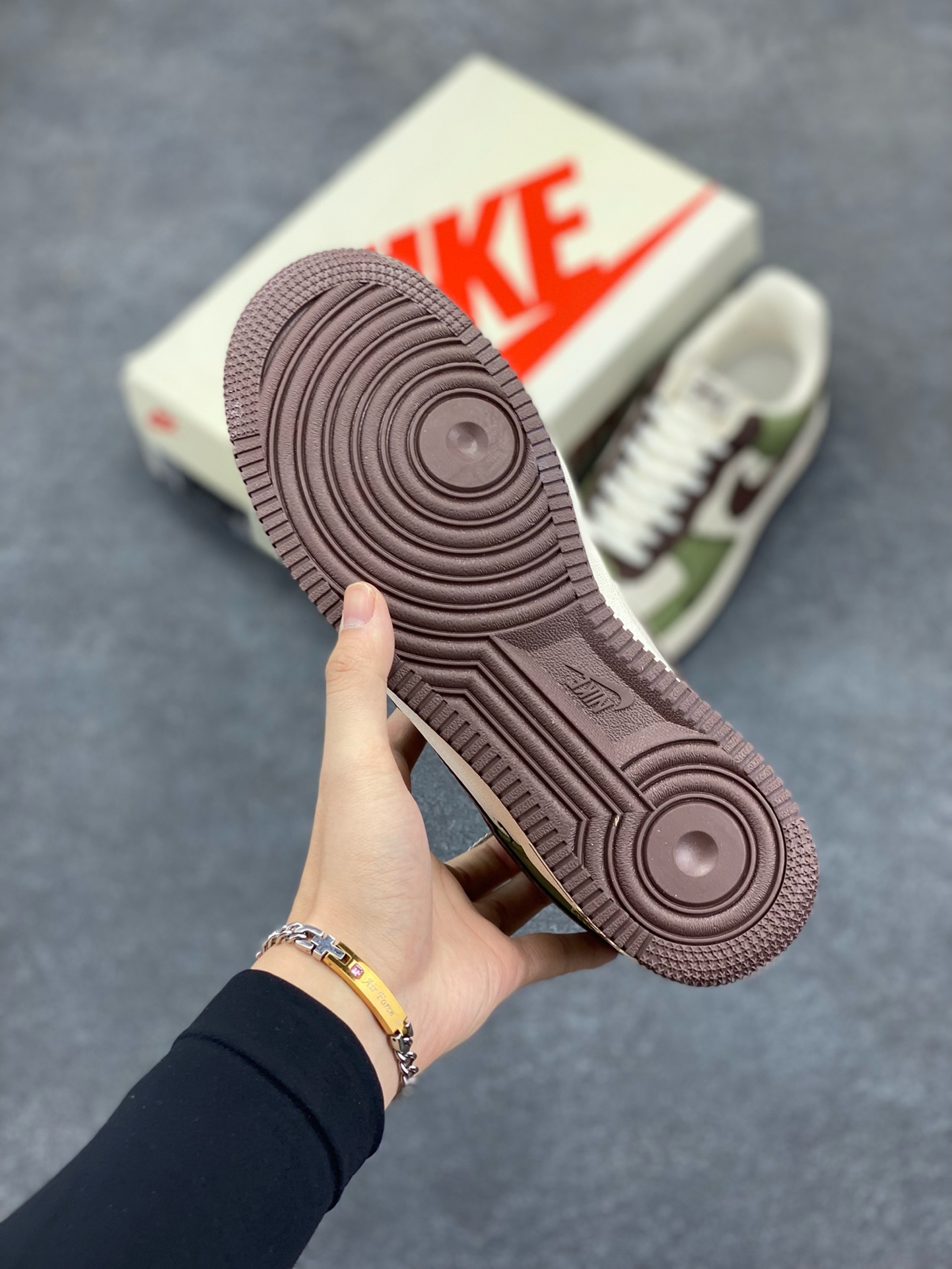 图片[5]-NIke Air Force 1 \’07 Low “斯图西联名–绿棕”空军一号 低帮 运动鞋 休闲鞋 折边针车 工艺难度大 原楦头原纸板 原装鞋盒 定制五金配件 内置全掌气垫 原厂鞋底 货号：KK1988-038 尺码：36 36.5 37.5 38 38.5 39 40 40.5 41 42 42.5 43 44 44.5 45-选品中心