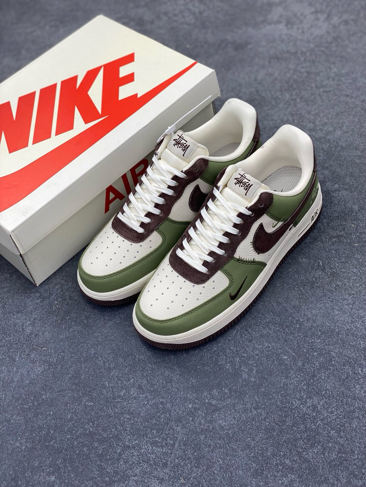图片[8]-NIke Air Force 1 \’07 Low “斯图西联名–绿棕”空军一号 低帮 运动鞋 休闲鞋 折边针车 工艺难度大 原楦头原纸板 原装鞋盒 定制五金配件 内置全掌气垫 原厂鞋底 货号：KK1988-038 尺码：36 36.5 37.5 38 38.5 39 40 40.5 41 42 42.5 43 44 44.5 45-选品中心