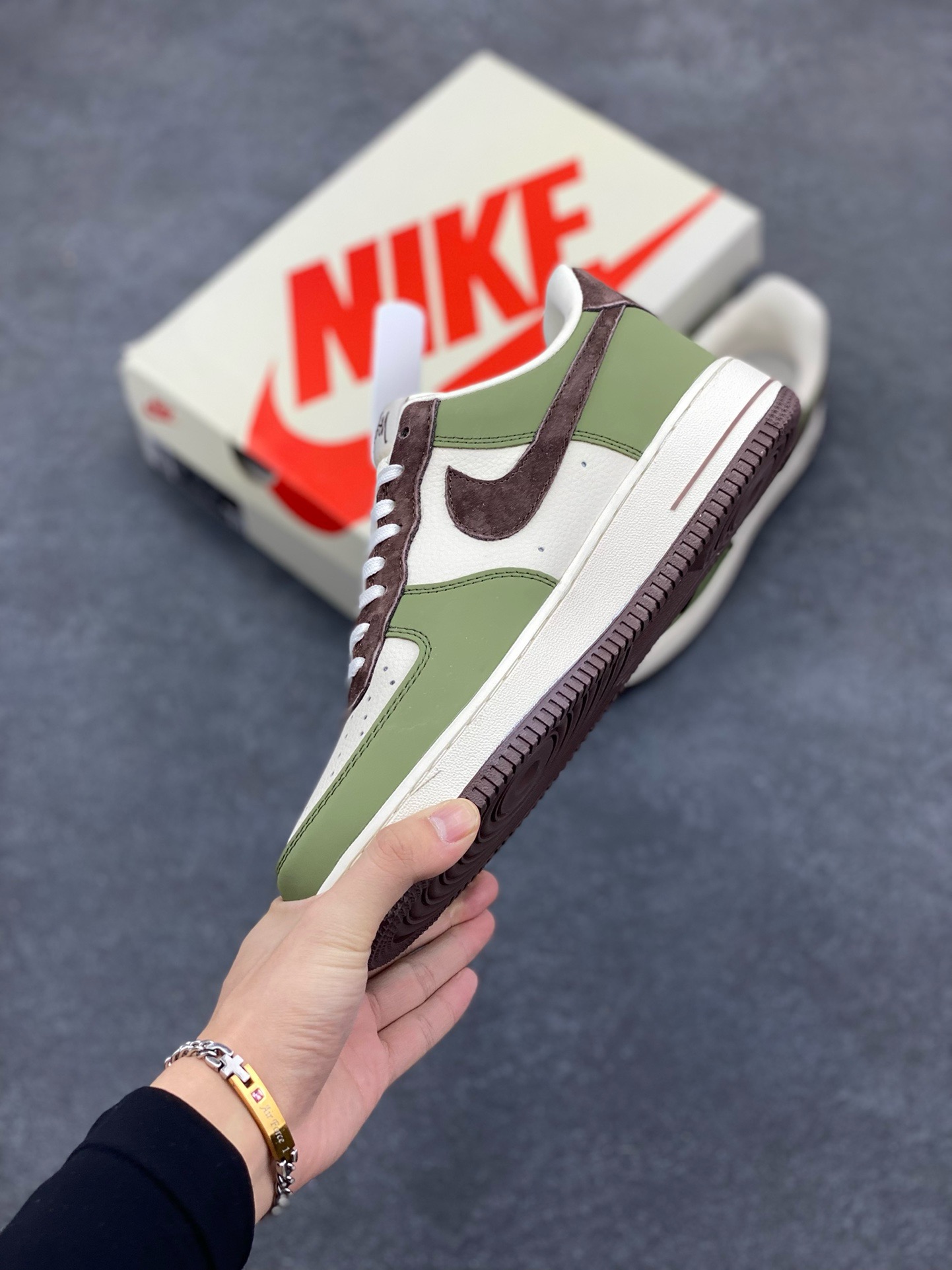 图片[3]-NIke Air Force 1 \’07 Low “斯图西联名–绿棕”空军一号 低帮 运动鞋 休闲鞋 折边针车 工艺难度大 原楦头原纸板 原装鞋盒 定制五金配件 内置全掌气垫 原厂鞋底 货号：KK1988-038 尺码：36 36.5 37.5 38 38.5 39 40 40.5 41 42 42.5 43 44 44.5 45-选品中心