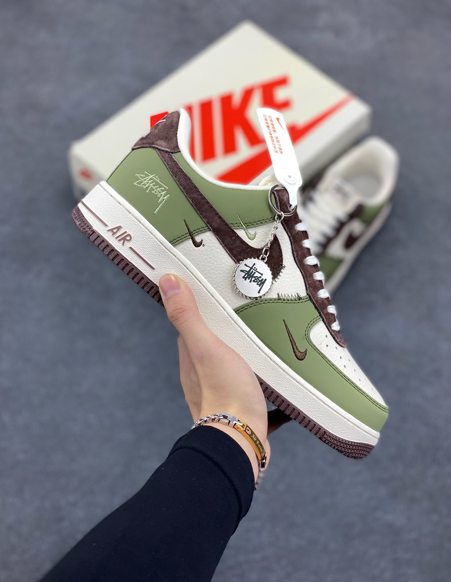 NIke Air Force 1 \'07 Low “斯图西联名--绿棕”空军一号 低帮 运动鞋 休闲鞋 折边针车 工艺难度大 原楦头原纸板 原装鞋盒 定制五金配件 内置全掌气垫 原厂鞋底 货号：KK1988-038 尺码：36 36.5 37.5 38 38.5 39 40 40.5 41 42 42.5 43 44 44.5 45-选品中心