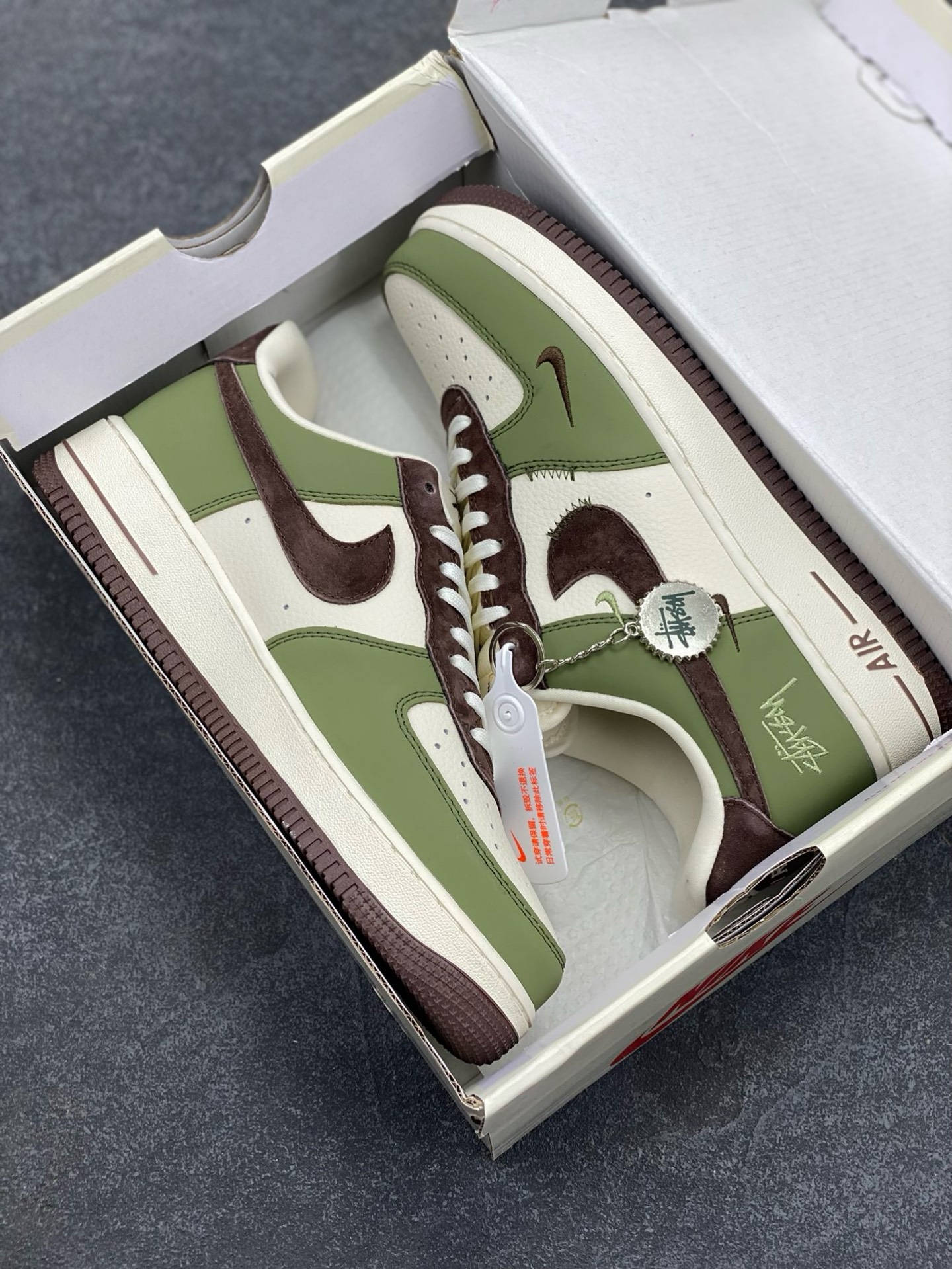 图片[9]-NIke Air Force 1 \’07 Low “斯图西联名–绿棕”空军一号 低帮 运动鞋 休闲鞋 折边针车 工艺难度大 原楦头原纸板 原装鞋盒 定制五金配件 内置全掌气垫 原厂鞋底 货号：KK1988-038 尺码：36 36.5 37.5 38 38.5 39 40 40.5 41 42 42.5 43 44 44.5 45-选品中心