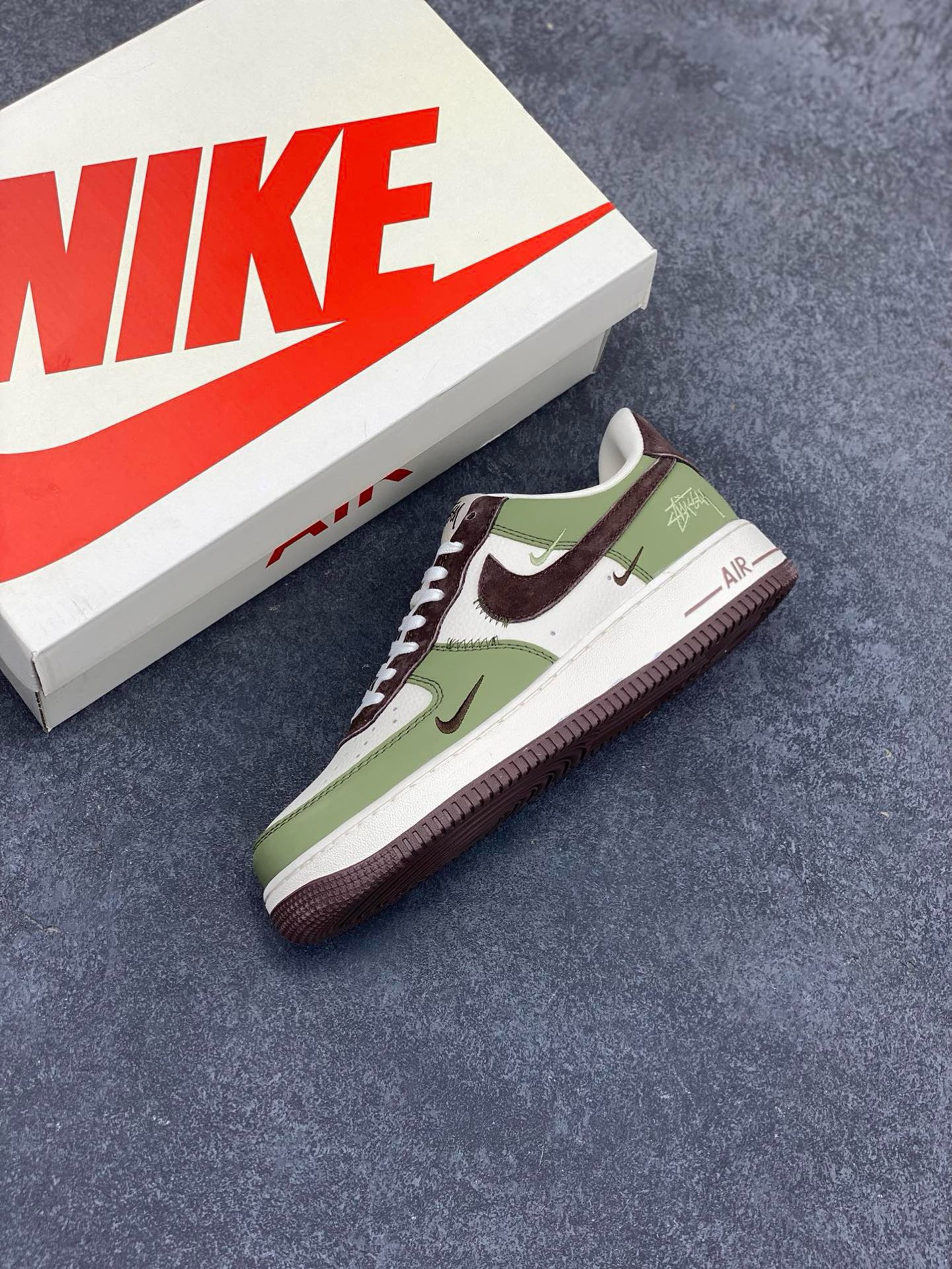 图片[7]-NIke Air Force 1 \’07 Low “斯图西联名–绿棕”空军一号 低帮 运动鞋 休闲鞋 折边针车 工艺难度大 原楦头原纸板 原装鞋盒 定制五金配件 内置全掌气垫 原厂鞋底 货号：KK1988-038 尺码：36 36.5 37.5 38 38.5 39 40 40.5 41 42 42.5 43 44 44.5 45-选品中心