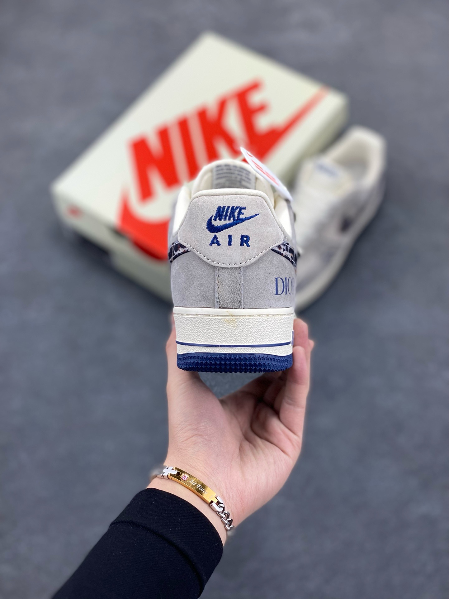 图片[4]-NIke Air Force 1 \’07 Low “迪奥联名——灰蓝鬼脸”空军一号 低帮 运动鞋 休闲鞋 折边针车 工艺难度大 原楦头原纸板 原装鞋盒 定制五金配件 内置全掌气垫 原厂鞋底 货号：KK1988-044 尺码：36 36.5 37.5 38 38.5 39 40 40.5 41 42 42.5 43 44 44.5 45-选品中心