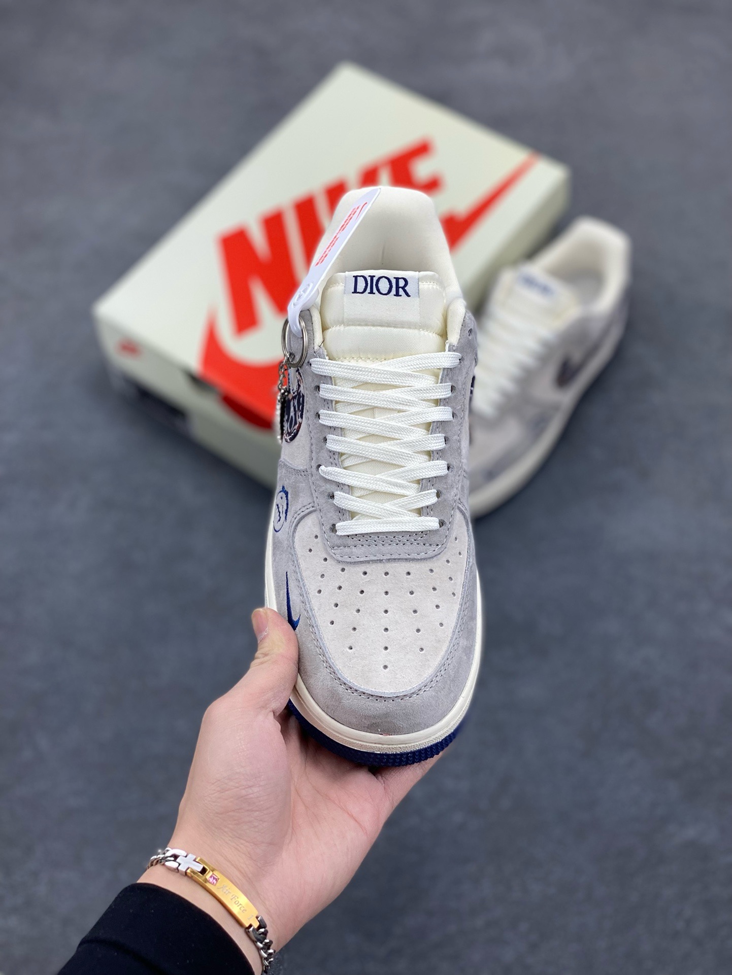 图片[2]-NIke Air Force 1 \’07 Low “迪奥联名——灰蓝鬼脸”空军一号 低帮 运动鞋 休闲鞋 折边针车 工艺难度大 原楦头原纸板 原装鞋盒 定制五金配件 内置全掌气垫 原厂鞋底 货号：KK1988-044 尺码：36 36.5 37.5 38 38.5 39 40 40.5 41 42 42.5 43 44 44.5 45-选品中心