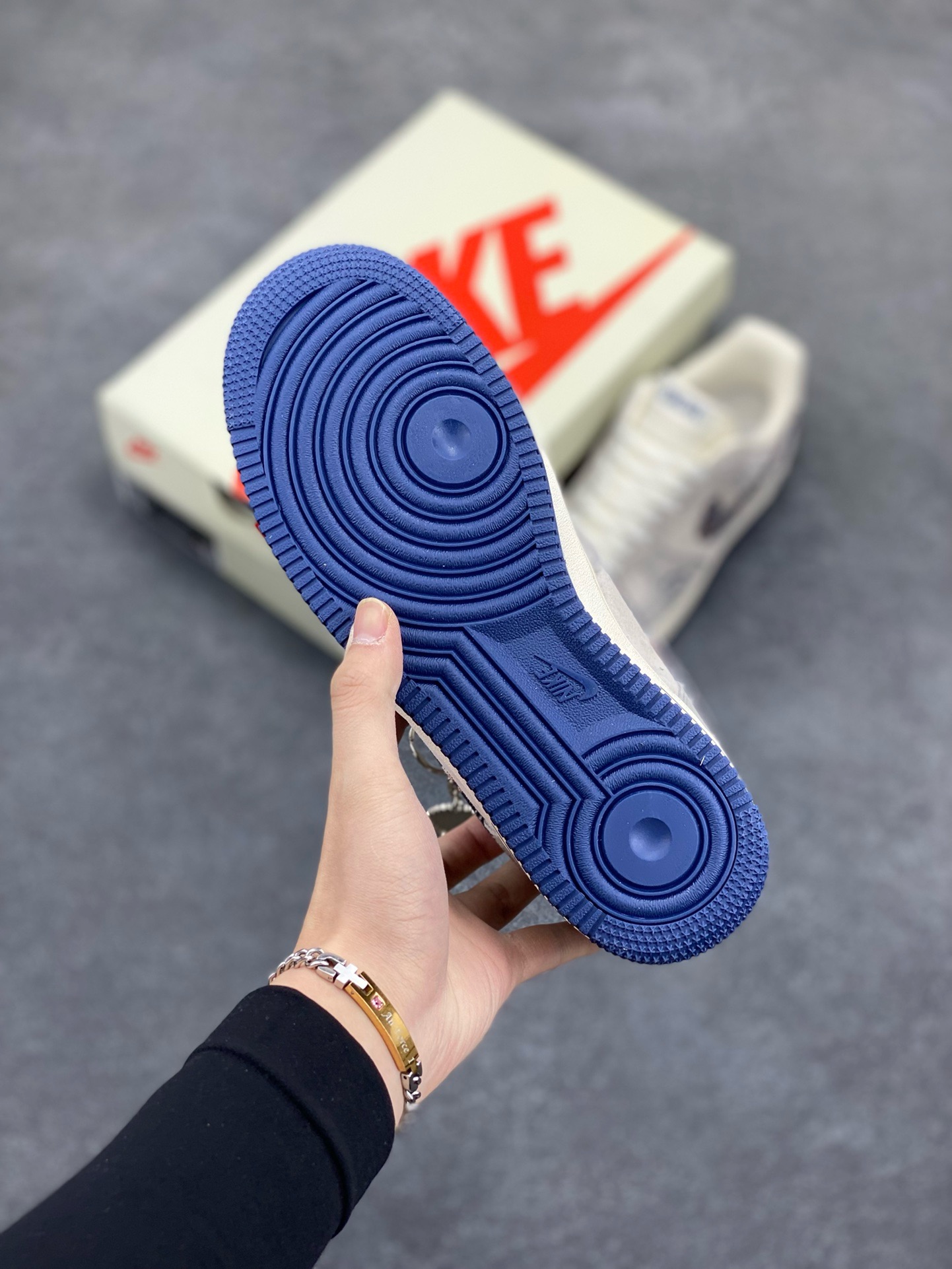 图片[5]-NIke Air Force 1 \’07 Low “迪奥联名——灰蓝鬼脸”空军一号 低帮 运动鞋 休闲鞋 折边针车 工艺难度大 原楦头原纸板 原装鞋盒 定制五金配件 内置全掌气垫 原厂鞋底 货号：KK1988-044 尺码：36 36.5 37.5 38 38.5 39 40 40.5 41 42 42.5 43 44 44.5 45-选品中心