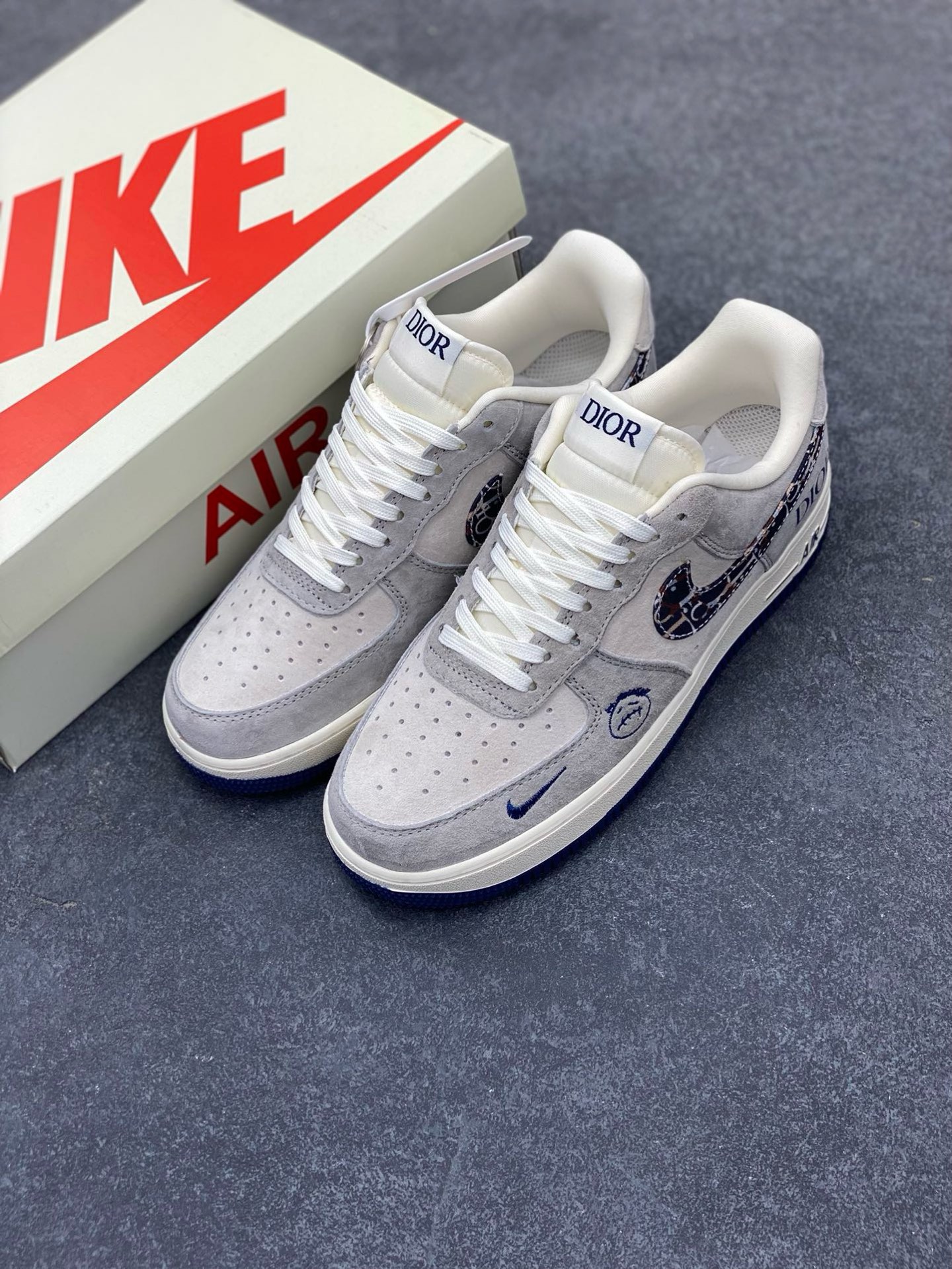 图片[8]-NIke Air Force 1 \’07 Low “迪奥联名——灰蓝鬼脸”空军一号 低帮 运动鞋 休闲鞋 折边针车 工艺难度大 原楦头原纸板 原装鞋盒 定制五金配件 内置全掌气垫 原厂鞋底 货号：KK1988-044 尺码：36 36.5 37.5 38 38.5 39 40 40.5 41 42 42.5 43 44 44.5 45-选品中心