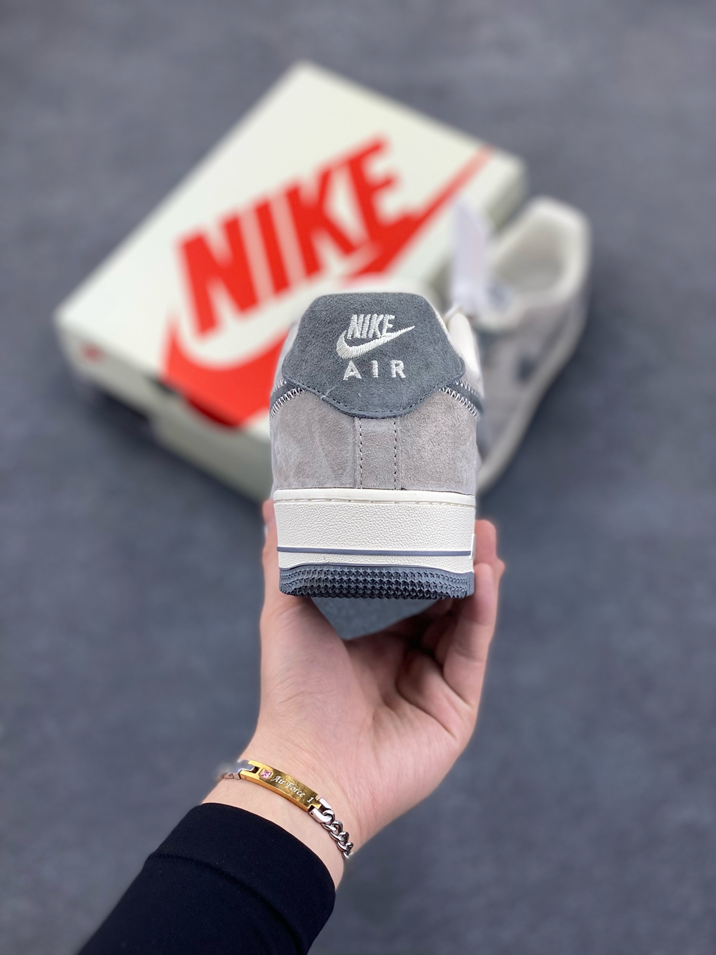 图片[4]-NIke Air Force 1 \’07 Low “暴力熊联名——灰刺绣勾”空军一号 低帮 运动鞋 休闲鞋 折边针车 工艺难度大 原楦头原纸板 原装鞋盒 定制五金配件 内置全掌气垫 原厂鞋底 货号：KK1988-047 尺码：36 36.5 37.5 38 38.5 39 40 40.5 41 42 42.5 43 44 44.5 45-选品中心