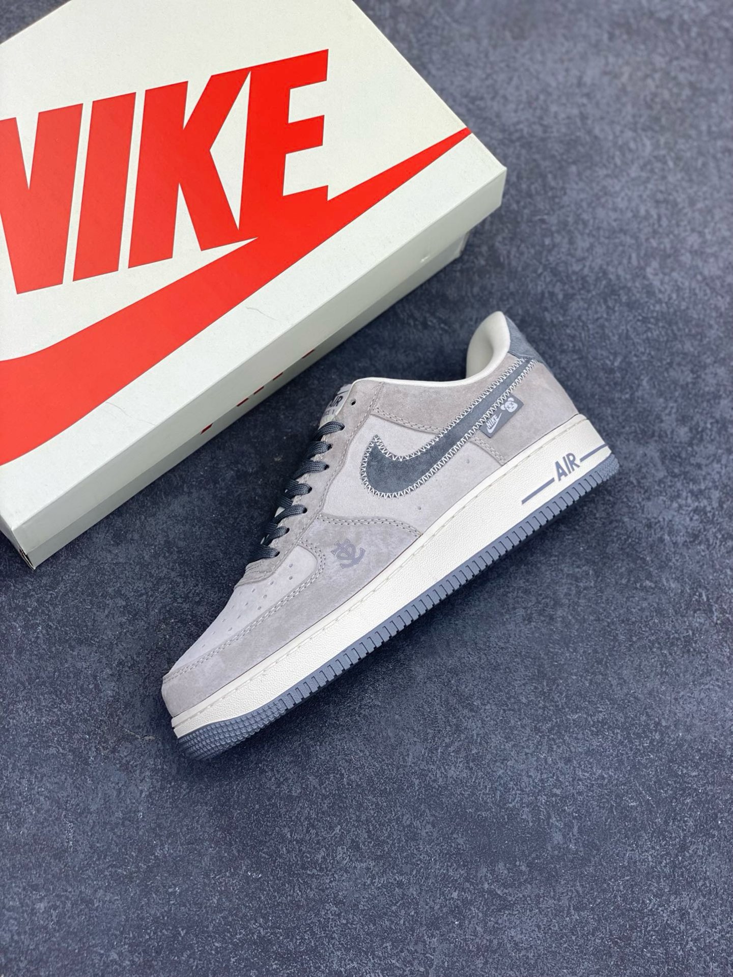 图片[7]-NIke Air Force 1 \’07 Low “暴力熊联名——灰刺绣勾”空军一号 低帮 运动鞋 休闲鞋 折边针车 工艺难度大 原楦头原纸板 原装鞋盒 定制五金配件 内置全掌气垫 原厂鞋底 货号：KK1988-047 尺码：36 36.5 37.5 38 38.5 39 40 40.5 41 42 42.5 43 44 44.5 45-选品中心
