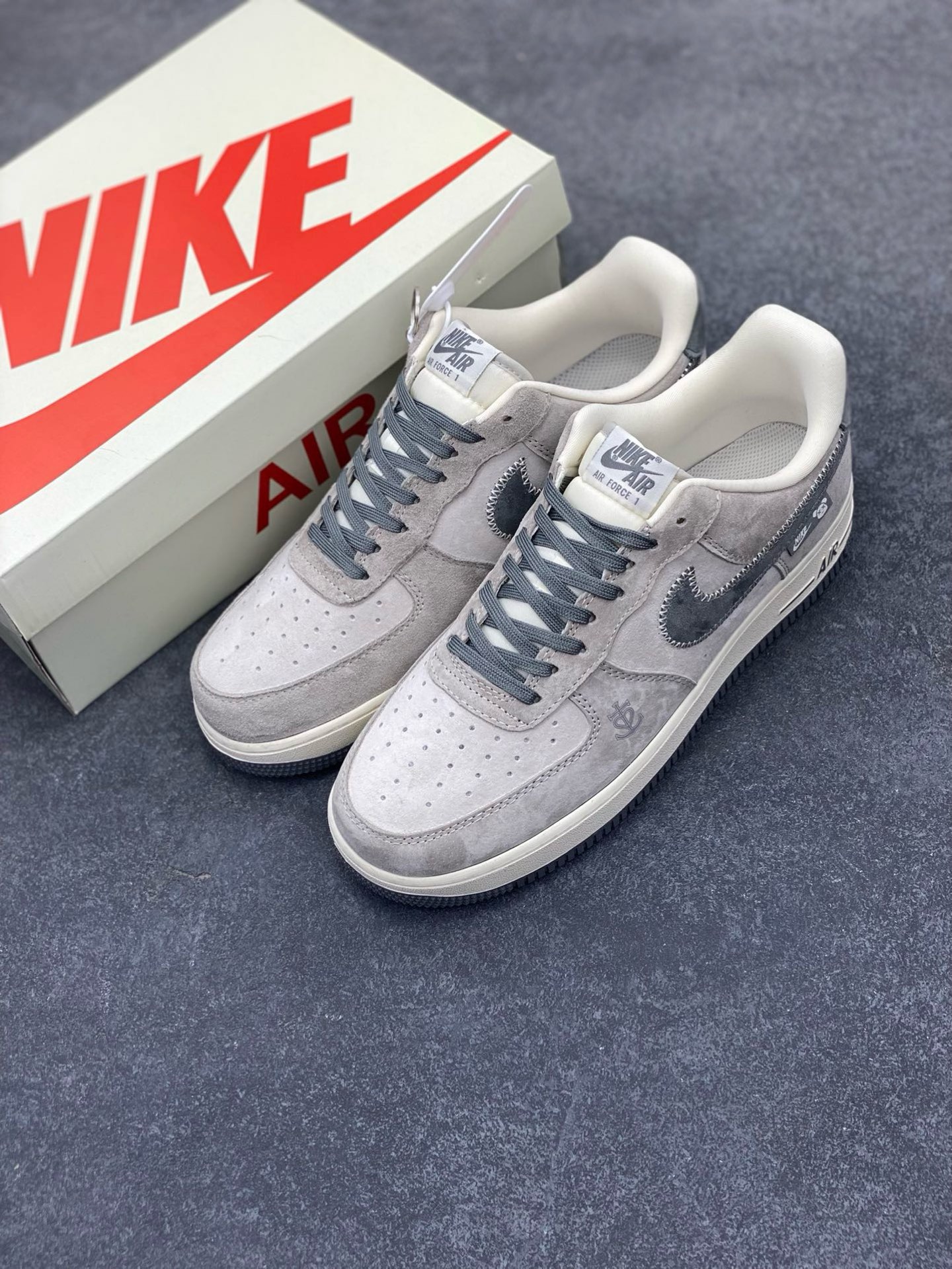 图片[8]-NIke Air Force 1 \’07 Low “暴力熊联名——灰刺绣勾”空军一号 低帮 运动鞋 休闲鞋 折边针车 工艺难度大 原楦头原纸板 原装鞋盒 定制五金配件 内置全掌气垫 原厂鞋底 货号：KK1988-047 尺码：36 36.5 37.5 38 38.5 39 40 40.5 41 42 42.5 43 44 44.5 45-选品中心