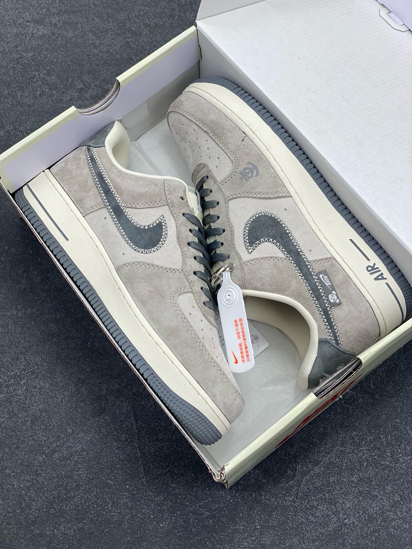 图片[9]-NIke Air Force 1 \’07 Low “暴力熊联名——灰刺绣勾”空军一号 低帮 运动鞋 休闲鞋 折边针车 工艺难度大 原楦头原纸板 原装鞋盒 定制五金配件 内置全掌气垫 原厂鞋底 货号：KK1988-047 尺码：36 36.5 37.5 38 38.5 39 40 40.5 41 42 42.5 43 44 44.5 45-选品中心
