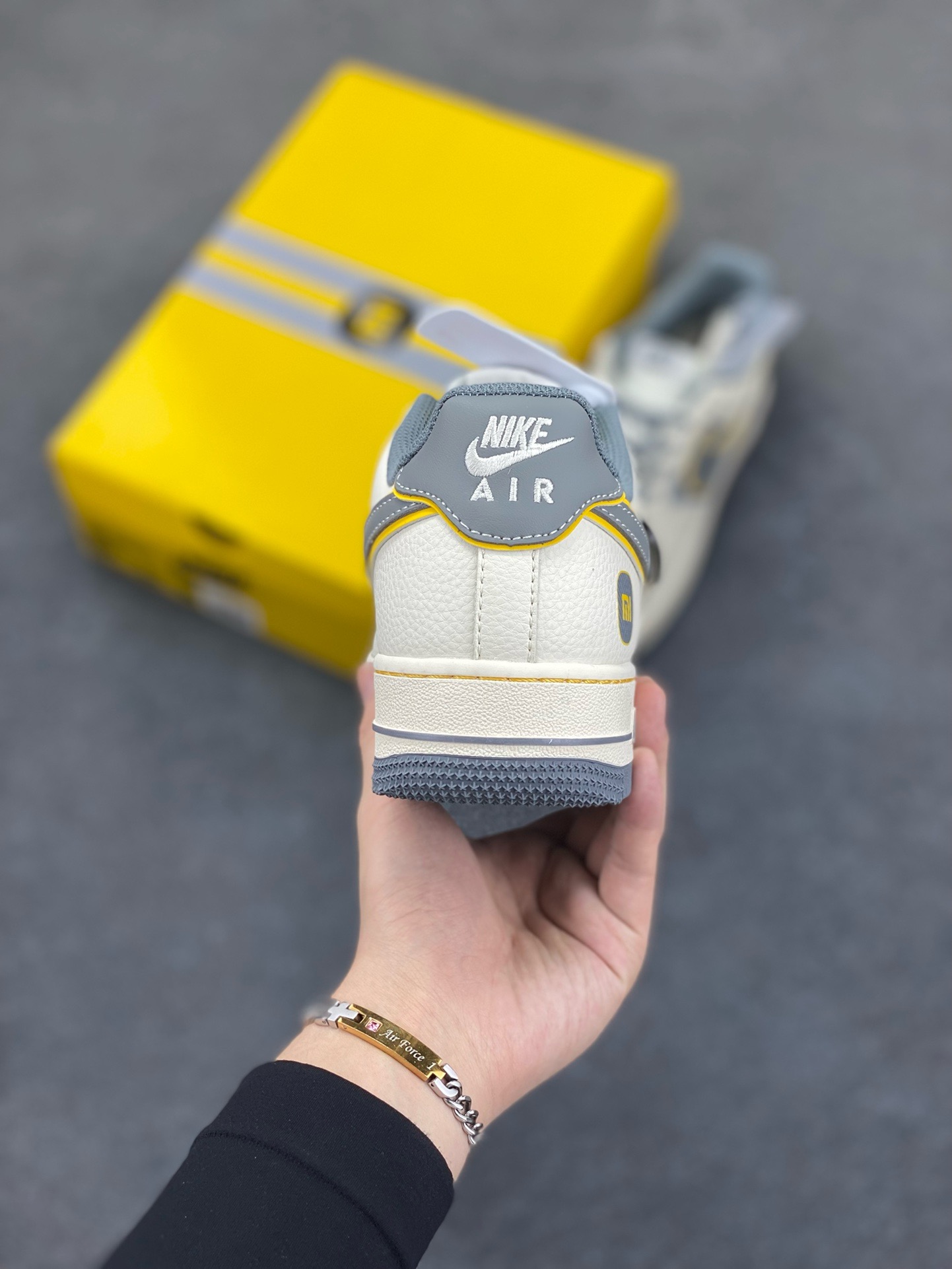图片[4]-NIke Air Force 1 \’07 Low “xiaomi联名——寒武岩灰”空军一号 低帮 运动鞋 休闲鞋 折边针车 工艺难度大 原楦头原纸板 原装鞋盒 定制五金配件 内置全掌气垫 原厂鞋底 货号：XX3168-201 尺码：36 36.5 37.5 38 38.5 39 40 40.5 41 42 42.5 43 44 44.5 45-选品中心