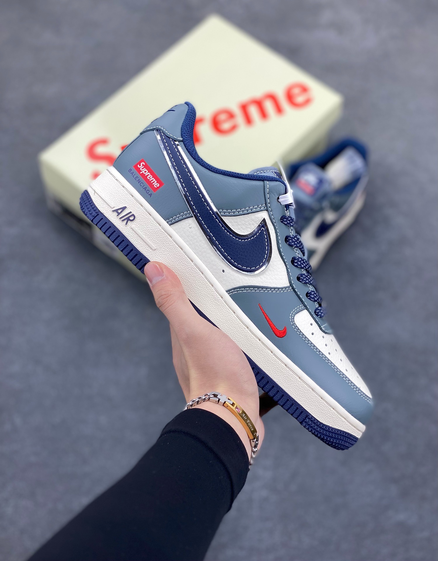 NIke Air Force 1 \'07 Low “Supreme联名——灰蓝小红勾”空军一号 低帮 运动鞋 休闲鞋 折边针车 工艺难度大 原楦头原纸板 原装鞋盒 定制五金配件 内置全掌气垫 原厂鞋底 货号：XZ6188-382 尺码：36 36.5 37.5 38 38.5 39 40 40.5 41 42 42.5 43 44 44.5 45-选品中心