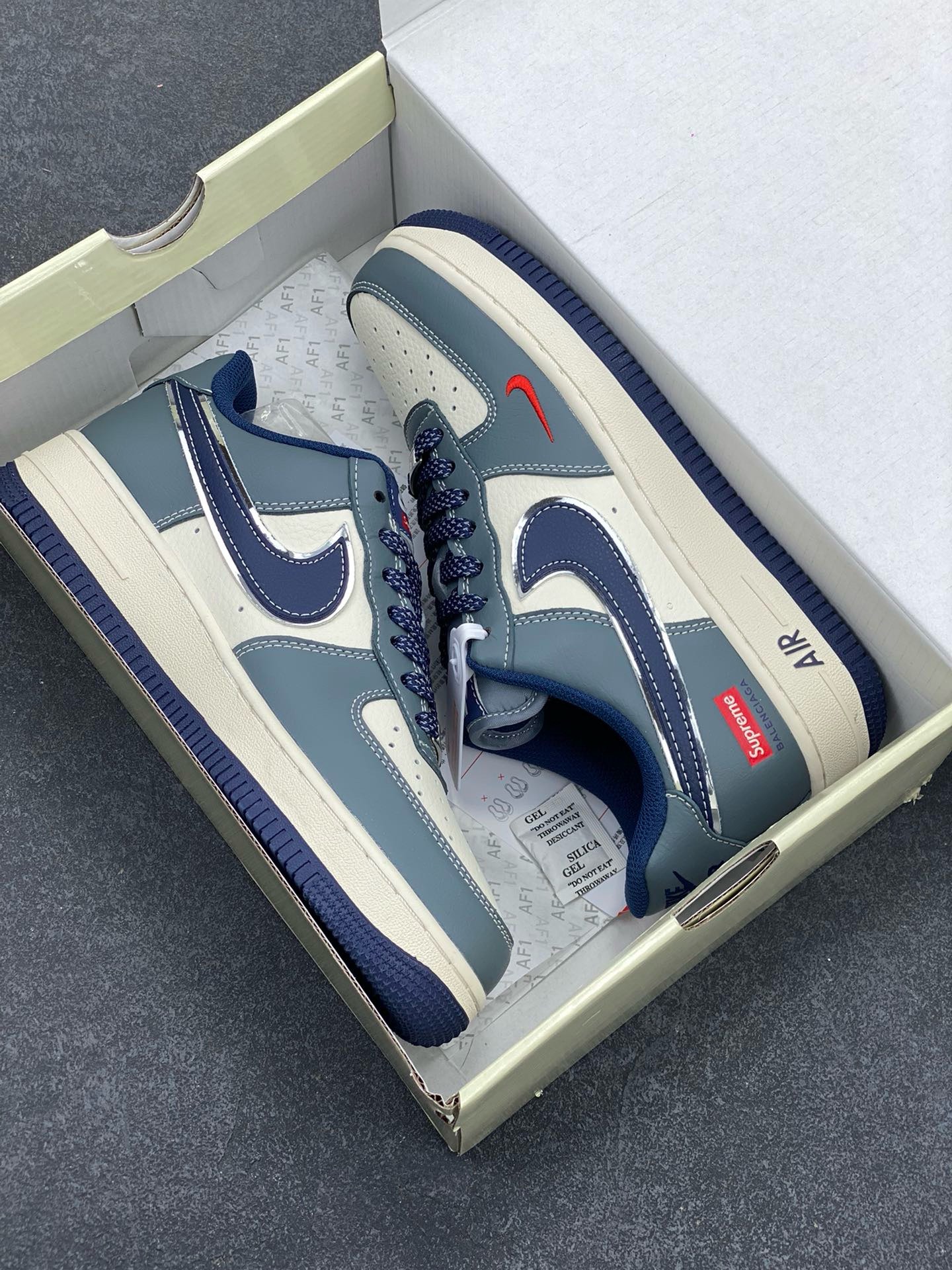 图片[9]-NIke Air Force 1 \’07 Low “Supreme联名——灰蓝小红勾”空军一号 低帮 运动鞋 休闲鞋 折边针车 工艺难度大 原楦头原纸板 原装鞋盒 定制五金配件 内置全掌气垫 原厂鞋底 货号：XZ6188-382 尺码：36 36.5 37.5 38 38.5 39 40 40.5 41 42 42.5 43 44 44.5 45-选品中心