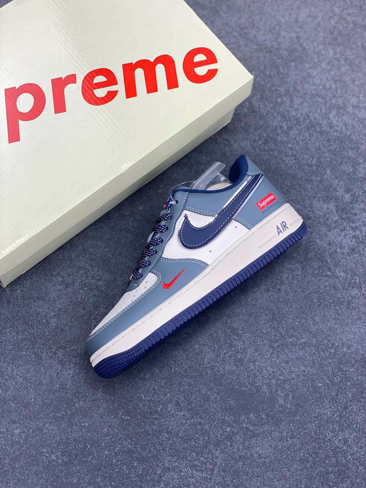 图片[7]-NIke Air Force 1 \’07 Low “Supreme联名——灰蓝小红勾”空军一号 低帮 运动鞋 休闲鞋 折边针车 工艺难度大 原楦头原纸板 原装鞋盒 定制五金配件 内置全掌气垫 原厂鞋底 货号：XZ6188-382 尺码：36 36.5 37.5 38 38.5 39 40 40.5 41 42 42.5 43 44 44.5 45-选品中心