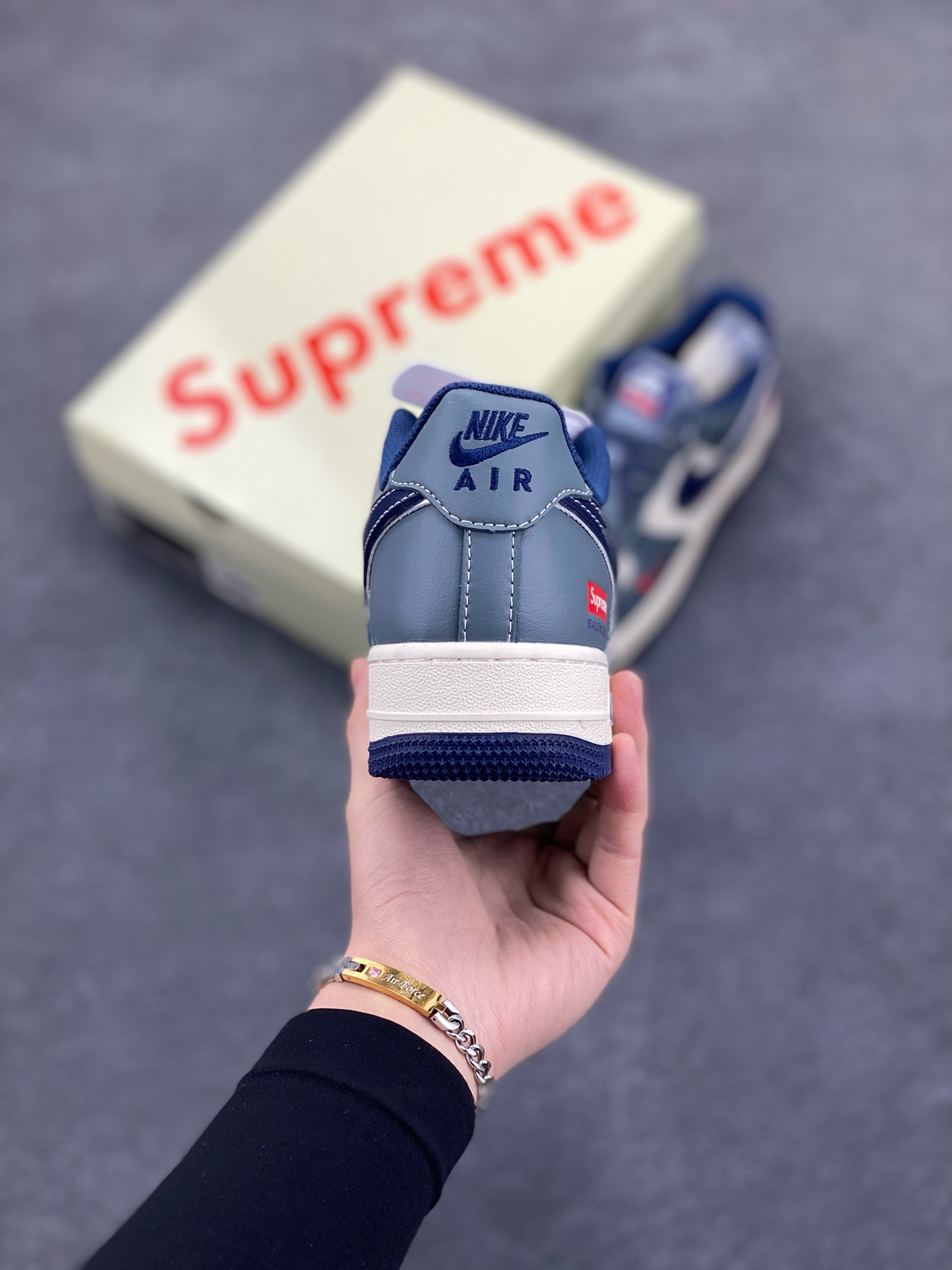 图片[4]-NIke Air Force 1 \’07 Low “Supreme联名——灰蓝小红勾”空军一号 低帮 运动鞋 休闲鞋 折边针车 工艺难度大 原楦头原纸板 原装鞋盒 定制五金配件 内置全掌气垫 原厂鞋底 货号：XZ6188-382 尺码：36 36.5 37.5 38 38.5 39 40 40.5 41 42 42.5 43 44 44.5 45-选品中心