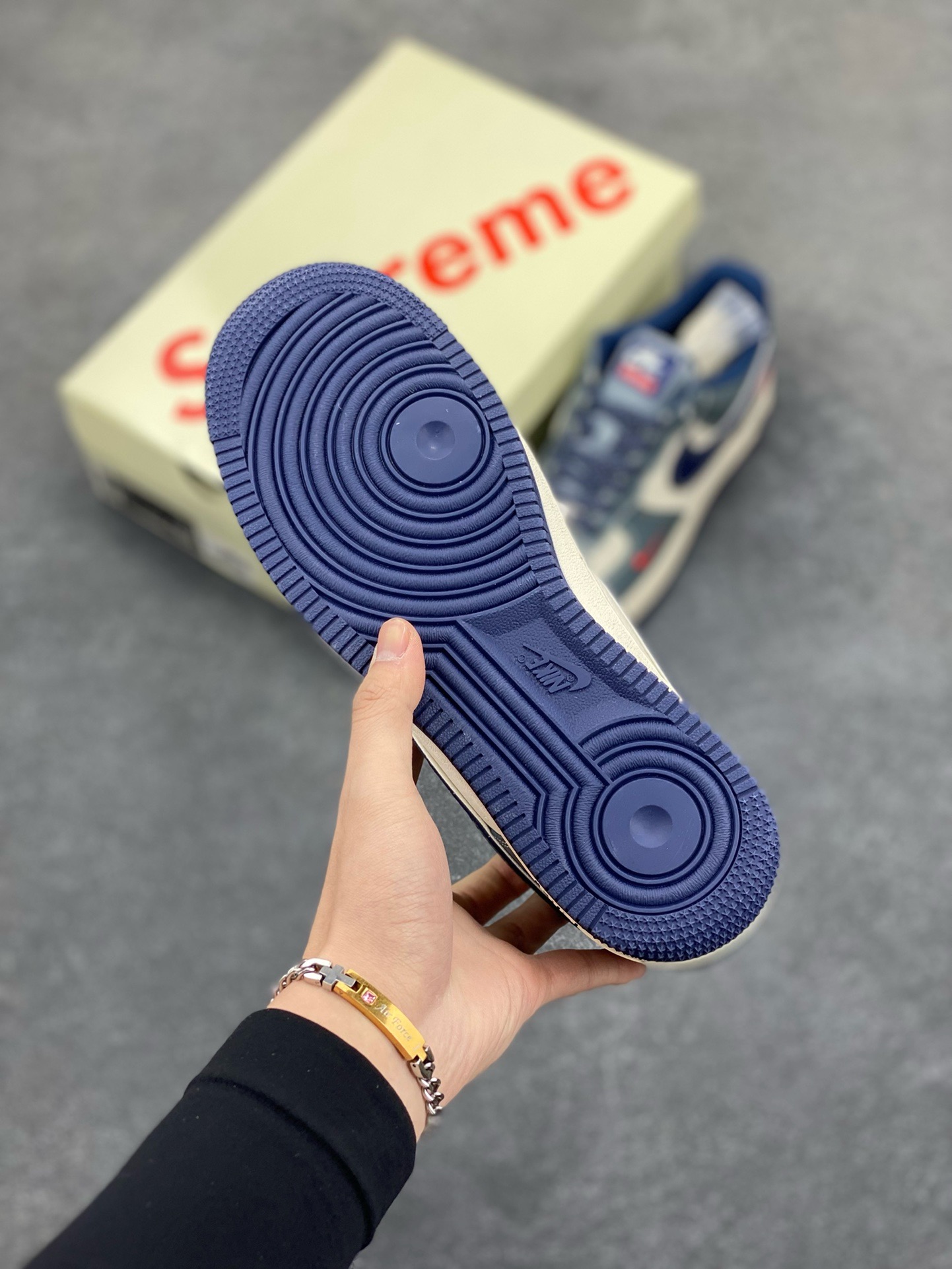 图片[5]-NIke Air Force 1 \’07 Low “Supreme联名——灰蓝小红勾”空军一号 低帮 运动鞋 休闲鞋 折边针车 工艺难度大 原楦头原纸板 原装鞋盒 定制五金配件 内置全掌气垫 原厂鞋底 货号：XZ6188-382 尺码：36 36.5 37.5 38 38.5 39 40 40.5 41 42 42.5 43 44 44.5 45-选品中心