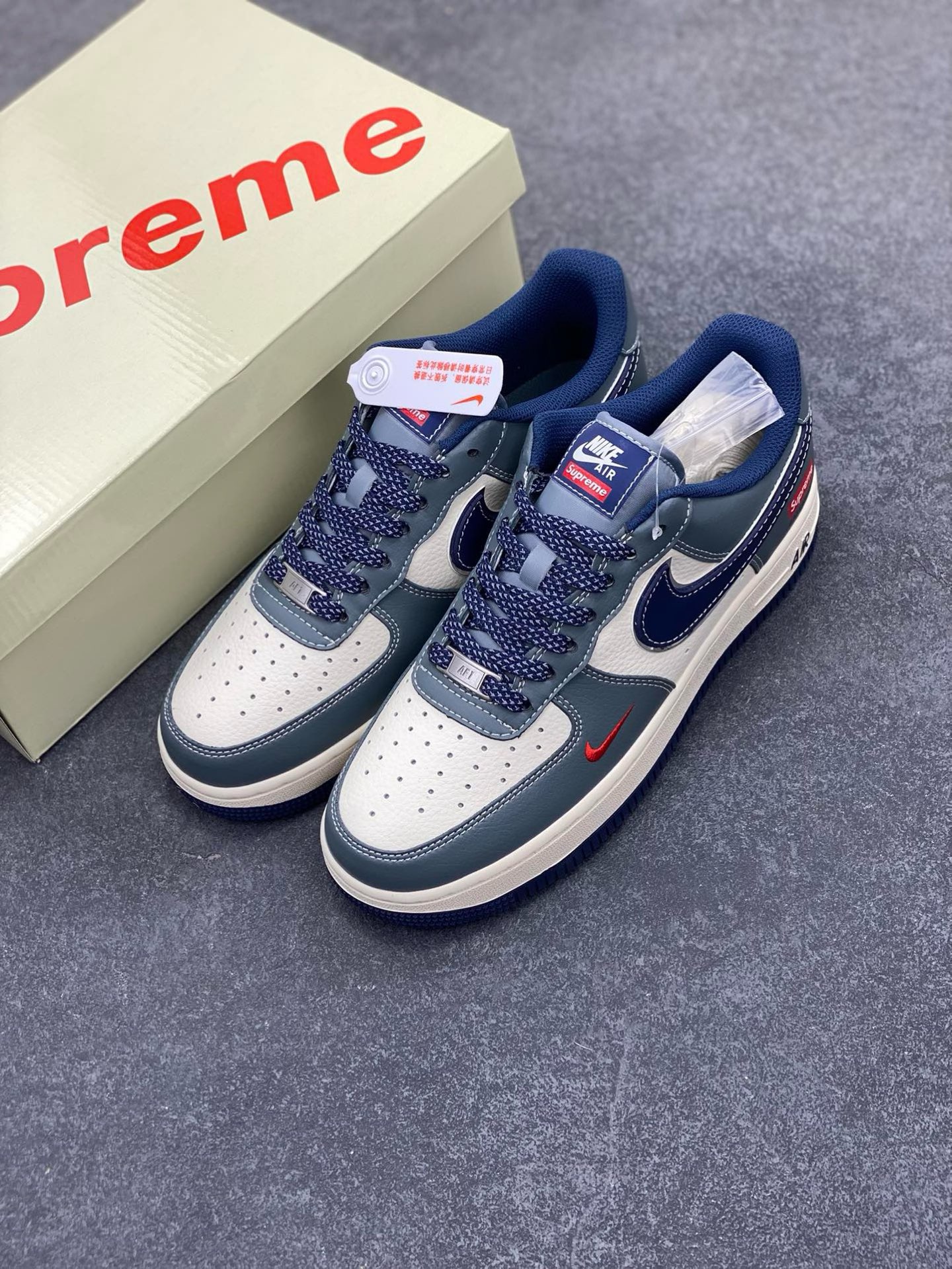 图片[8]-NIke Air Force 1 \’07 Low “Supreme联名——灰蓝小红勾”空军一号 低帮 运动鞋 休闲鞋 折边针车 工艺难度大 原楦头原纸板 原装鞋盒 定制五金配件 内置全掌气垫 原厂鞋底 货号：XZ6188-382 尺码：36 36.5 37.5 38 38.5 39 40 40.5 41 42 42.5 43 44 44.5 45-选品中心