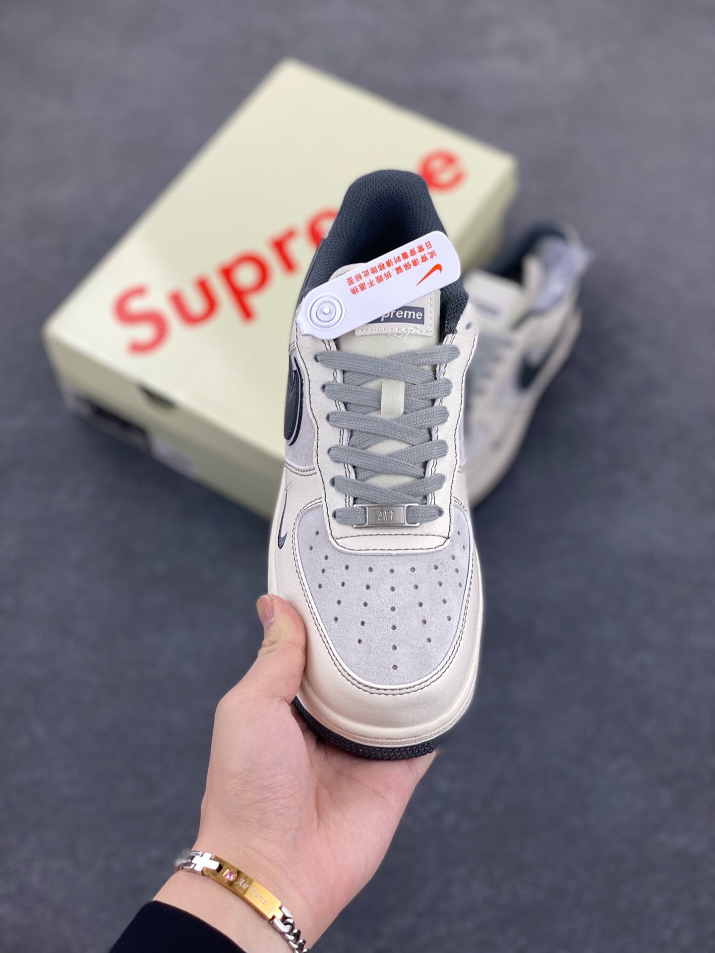 图片[2]-NIke Air Force 1 \’07 Low “Supreme联名——猪八灰底”空军一号 低帮 运动鞋 休闲鞋 折边针车 工艺难度大 原楦头原纸板 原装鞋盒 定制五金配件 内置全掌气垫 原厂鞋底 货号：XZ6188-367 尺码：36 36.5 37.5 38 38.5 39 40 40.5 41 42 42.5 43 44 44.5 45-选品中心