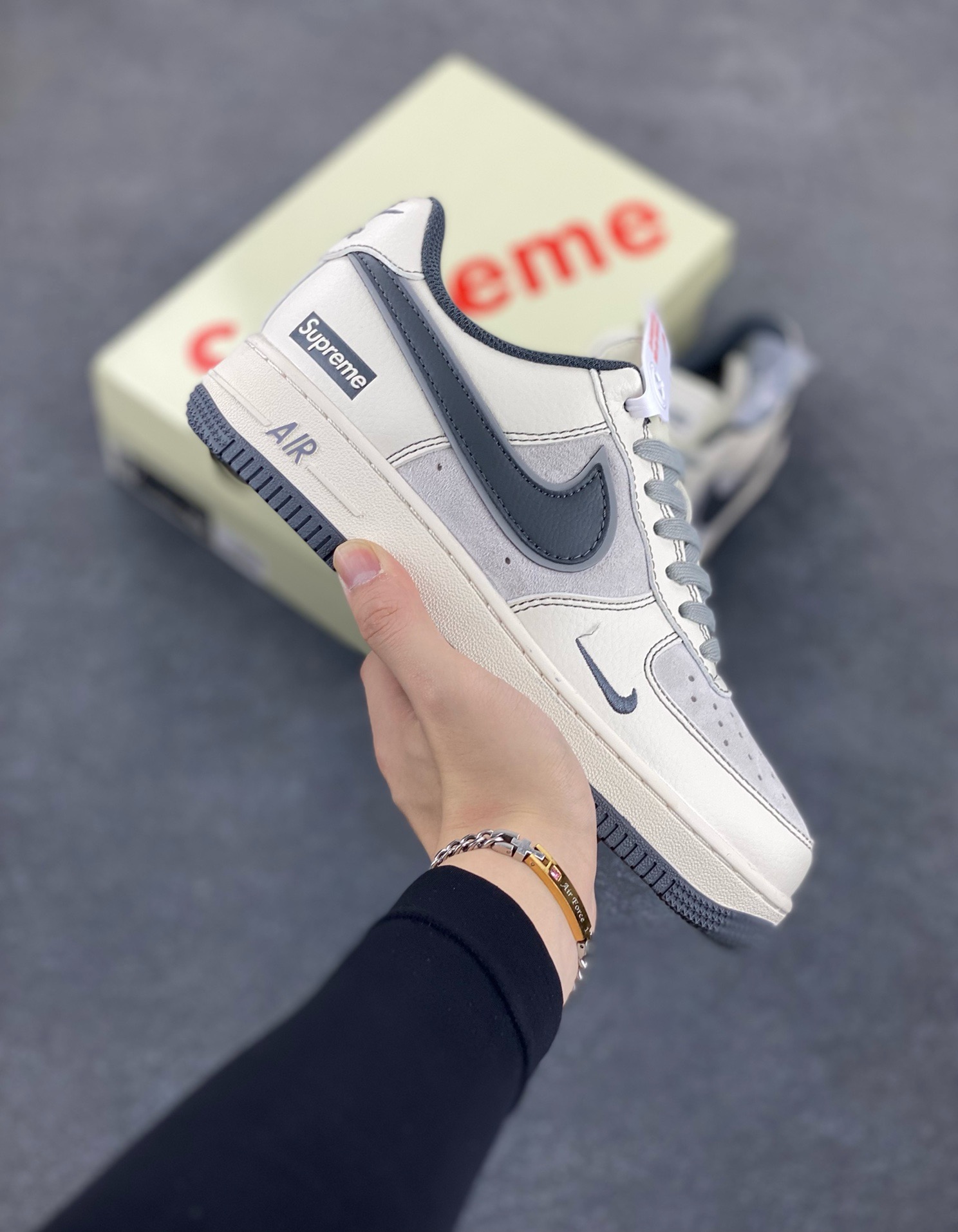 NIke Air Force 1 \’07 Low “Supreme联名——猪八灰底”空军一号 低帮 运动鞋 休闲鞋 折边针车 工艺难度大 原楦头原纸板 原装鞋盒 定制五金配件 内置全掌气垫 原厂鞋底 货号:XZ6188-367 尺码:36 36.5 37.5 38 38.5 39 40 40.5 41 42 42.5 43 44 44.5 45-选品中心