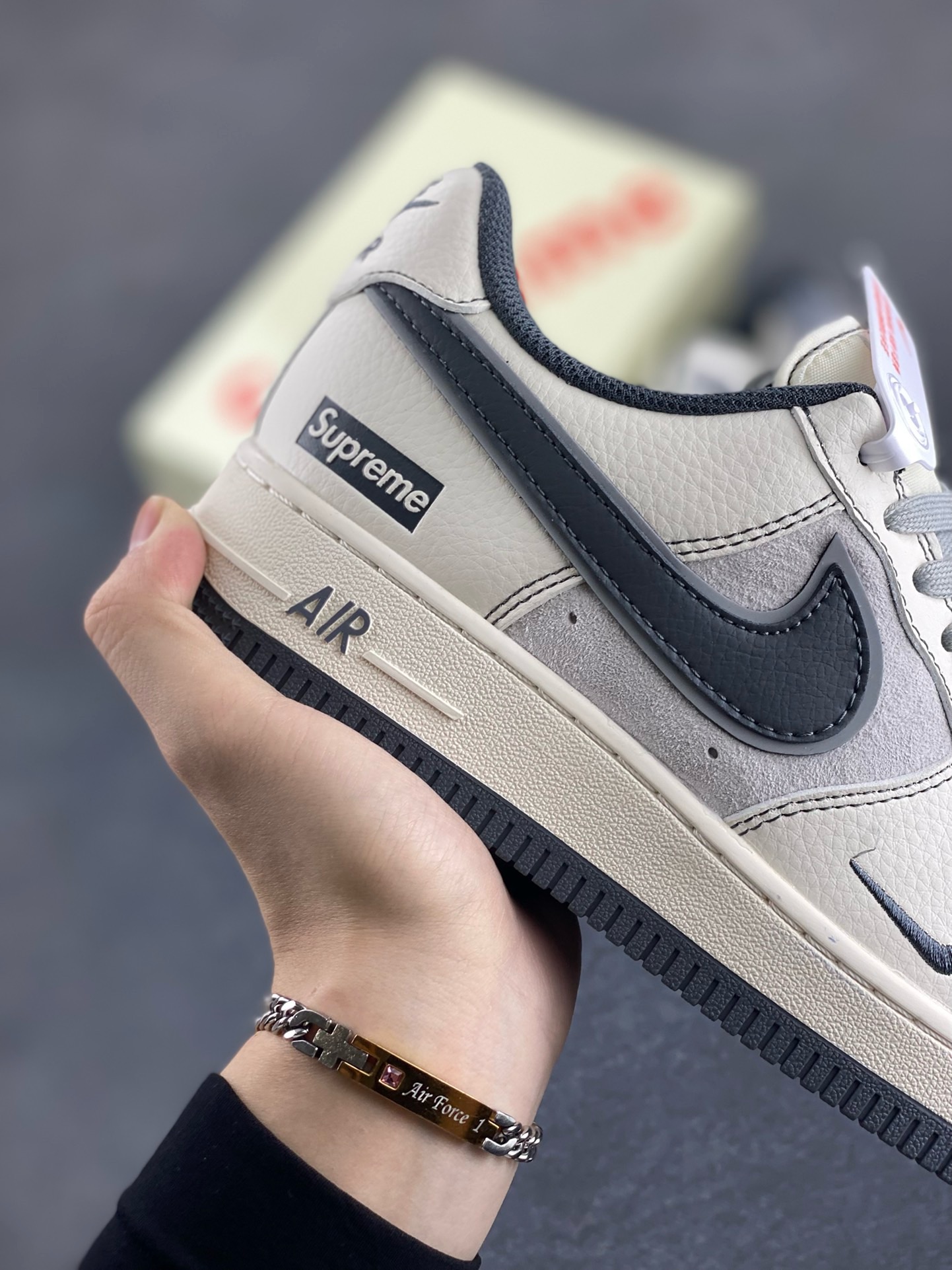 图片[6]-NIke Air Force 1 \’07 Low “Supreme联名——猪八灰底”空军一号 低帮 运动鞋 休闲鞋 折边针车 工艺难度大 原楦头原纸板 原装鞋盒 定制五金配件 内置全掌气垫 原厂鞋底 货号：XZ6188-367 尺码：36 36.5 37.5 38 38.5 39 40 40.5 41 42 42.5 43 44 44.5 45-选品中心