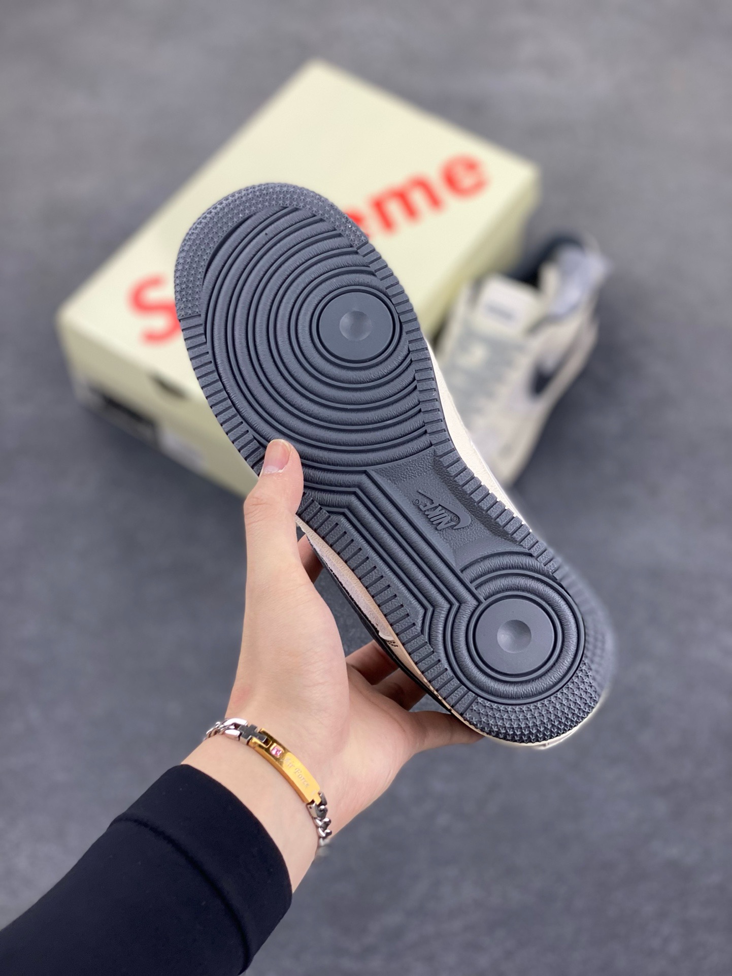 图片[5]-NIke Air Force 1 \’07 Low “Supreme联名——猪八灰底”空军一号 低帮 运动鞋 休闲鞋 折边针车 工艺难度大 原楦头原纸板 原装鞋盒 定制五金配件 内置全掌气垫 原厂鞋底 货号：XZ6188-367 尺码：36 36.5 37.5 38 38.5 39 40 40.5 41 42 42.5 43 44 44.5 45-选品中心