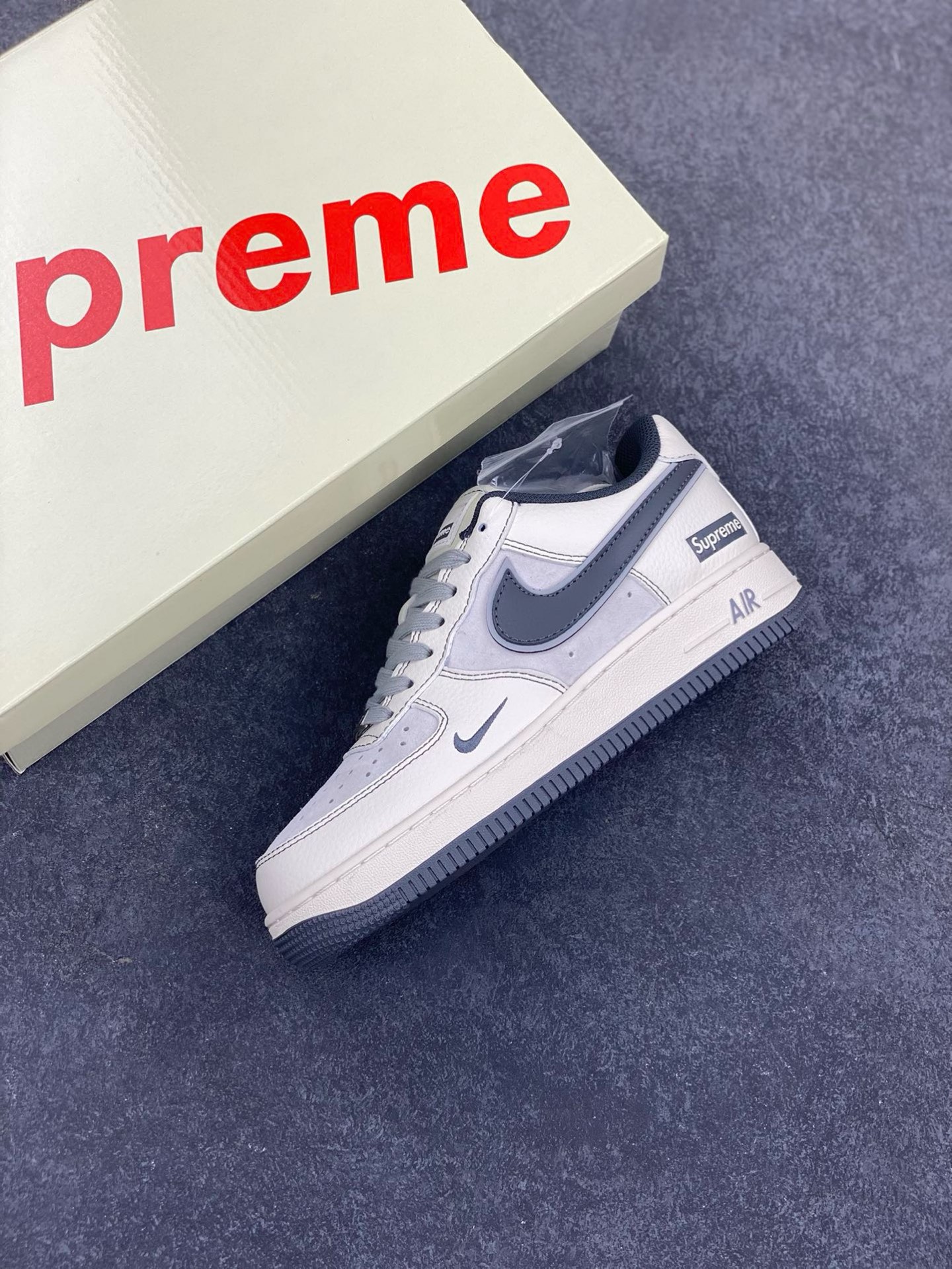图片[7]-NIke Air Force 1 \’07 Low “Supreme联名——猪八灰底”空军一号 低帮 运动鞋 休闲鞋 折边针车 工艺难度大 原楦头原纸板 原装鞋盒 定制五金配件 内置全掌气垫 原厂鞋底 货号：XZ6188-367 尺码：36 36.5 37.5 38 38.5 39 40 40.5 41 42 42.5 43 44 44.5 45-选品中心