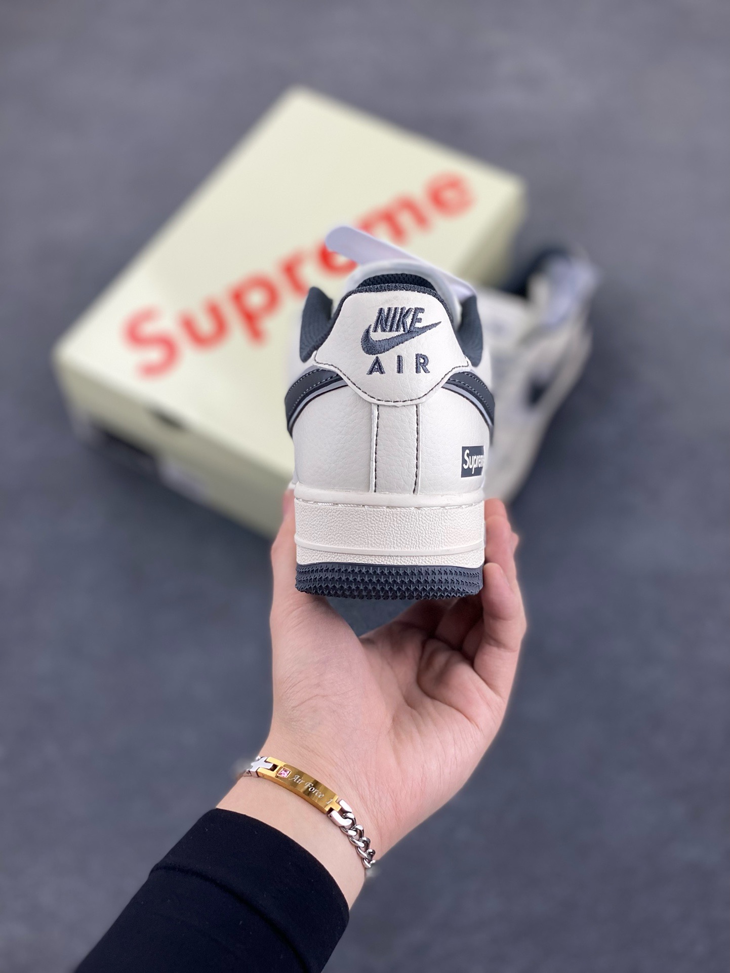 图片[4]-NIke Air Force 1 \’07 Low “Supreme联名——猪八灰底”空军一号 低帮 运动鞋 休闲鞋 折边针车 工艺难度大 原楦头原纸板 原装鞋盒 定制五金配件 内置全掌气垫 原厂鞋底 货号：XZ6188-367 尺码：36 36.5 37.5 38 38.5 39 40 40.5 41 42 42.5 43 44 44.5 45-选品中心