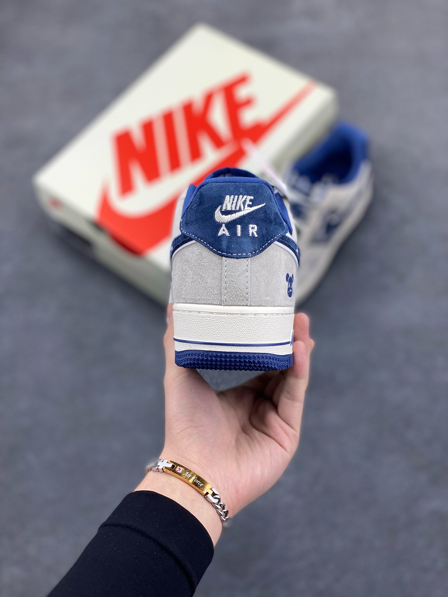 图片[4]-NIke Air Force 1 \’07 Low “暴力熊联名——雪花灰猪八”空军一号 低帮 运动鞋 休闲鞋 折边针车 工艺难度大 原楦头原纸板 原装鞋盒 定制五金配件 内置全掌气垫 原厂鞋底 货号：KK1988-053 尺码：36 36.5 37.5 38 38.5 39 40 40.5 41 42 42.5 43 44 44.5 45\”},\”album\”：{\”vipLeftDay\”：165,\”autoIncreasePriceConfig\”：{\”isHaveConfig\”：false},\”avatarFrame\”：\”-选品中心