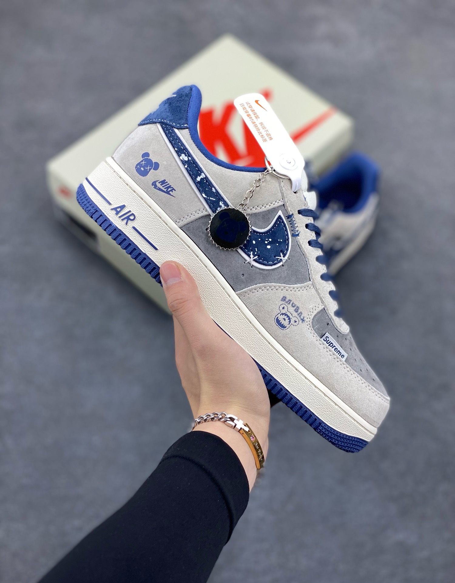 NIke Air Force 1 \'07 Low “暴力熊联名——雪花灰猪八”空军一号 低帮 运动鞋 休闲鞋 折边针车 工艺难度大 原楦头原纸板 原装鞋盒 定制五金配件 内置全掌气垫 原厂鞋底 货号：KK1988-053 尺码：36 36.5 37.5 38 38.5 39 40 40.5 41 42 42.5 43 44 44.5 45\