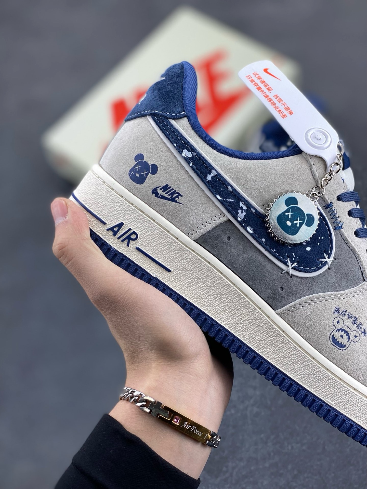 图片[6]-NIke Air Force 1 \’07 Low “暴力熊联名——雪花灰猪八”空军一号 低帮 运动鞋 休闲鞋 折边针车 工艺难度大 原楦头原纸板 原装鞋盒 定制五金配件 内置全掌气垫 原厂鞋底 货号：KK1988-053 尺码：36 36.5 37.5 38 38.5 39 40 40.5 41 42 42.5 43 44 44.5 45\”},\”album\”：{\”vipLeftDay\”：165,\”autoIncreasePriceConfig\”：{\”isHaveConfig\”：false},\”avatarFrame\”：\”-选品中心