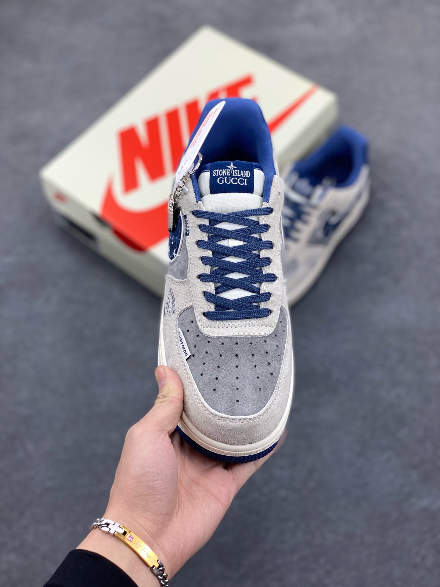 图片[2]-NIke Air Force 1 \’07 Low “暴力熊联名——雪花灰猪八”空军一号 低帮 运动鞋 休闲鞋 折边针车 工艺难度大 原楦头原纸板 原装鞋盒 定制五金配件 内置全掌气垫 原厂鞋底 货号：KK1988-053 尺码：36 36.5 37.5 38 38.5 39 40 40.5 41 42 42.5 43 44 44.5 45\”},\”album\”：{\”vipLeftDay\”：165,\”autoIncreasePriceConfig\”：{\”isHaveConfig\”：false},\”avatarFrame\”：\”-选品中心