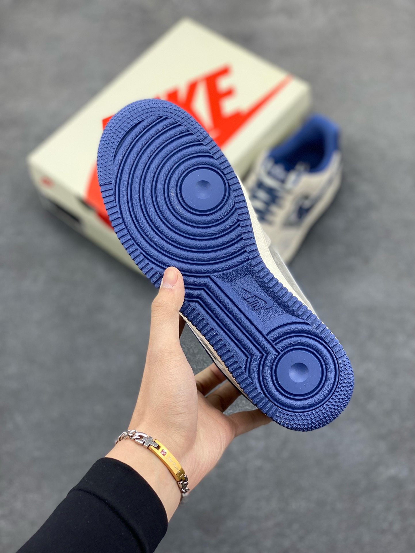 图片[5]-NIke Air Force 1 \’07 Low “暴力熊联名——雪花灰猪八”空军一号 低帮 运动鞋 休闲鞋 折边针车 工艺难度大 原楦头原纸板 原装鞋盒 定制五金配件 内置全掌气垫 原厂鞋底 货号：KK1988-053 尺码：36 36.5 37.5 38 38.5 39 40 40.5 41 42 42.5 43 44 44.5 45\”},\”album\”：{\”vipLeftDay\”：165,\”autoIncreasePriceConfig\”：{\”isHaveConfig\”：false},\”avatarFrame\”：\”-选品中心