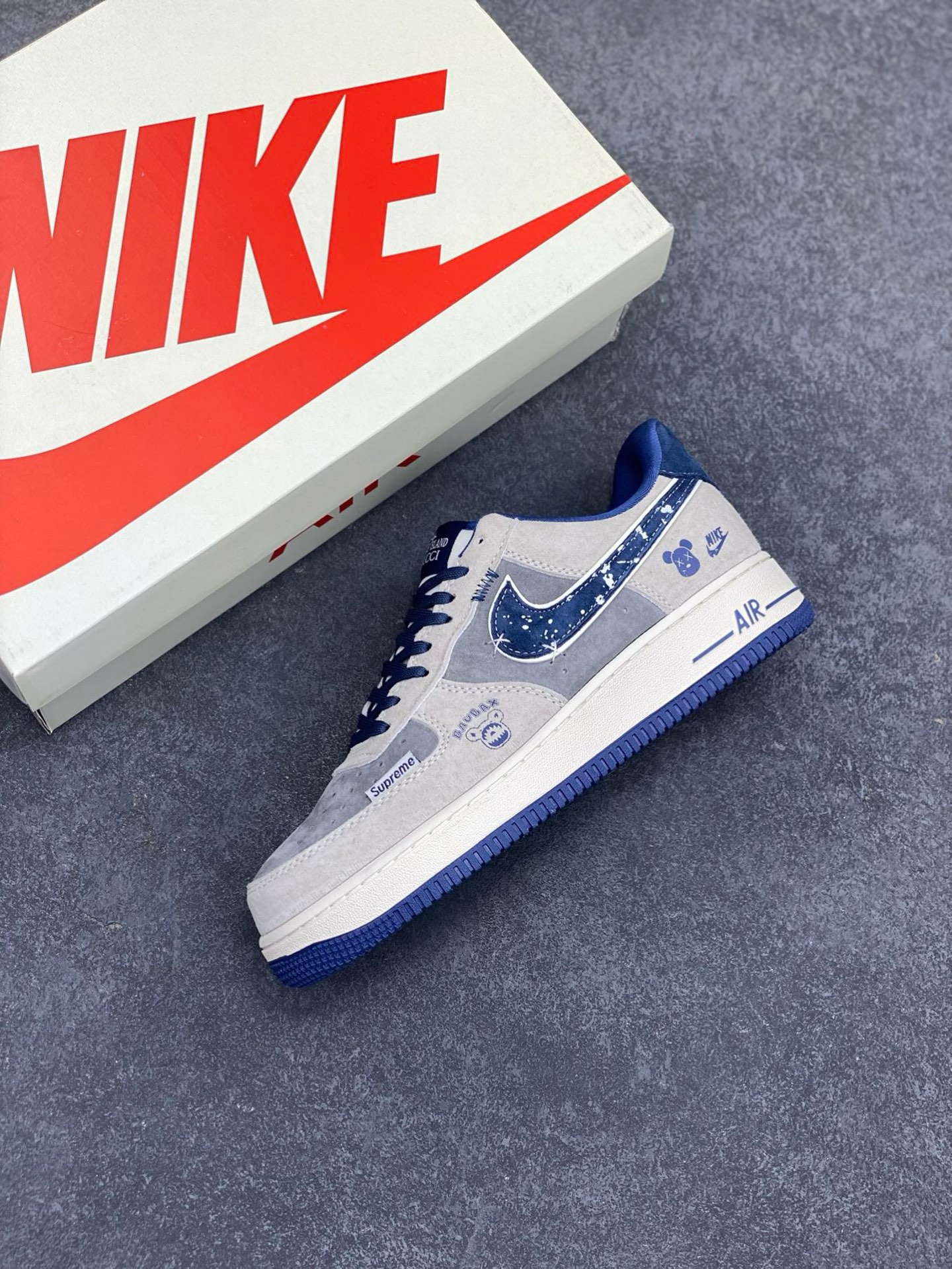 图片[7]-NIke Air Force 1 \’07 Low “暴力熊联名——雪花灰猪八”空军一号 低帮 运动鞋 休闲鞋 折边针车 工艺难度大 原楦头原纸板 原装鞋盒 定制五金配件 内置全掌气垫 原厂鞋底 货号：KK1988-053 尺码：36 36.5 37.5 38 38.5 39 40 40.5 41 42 42.5 43 44 44.5 45\”},\”album\”：{\”vipLeftDay\”：165,\”autoIncreasePriceConfig\”：{\”isHaveConfig\”：false},\”avatarFrame\”：\”-选品中心