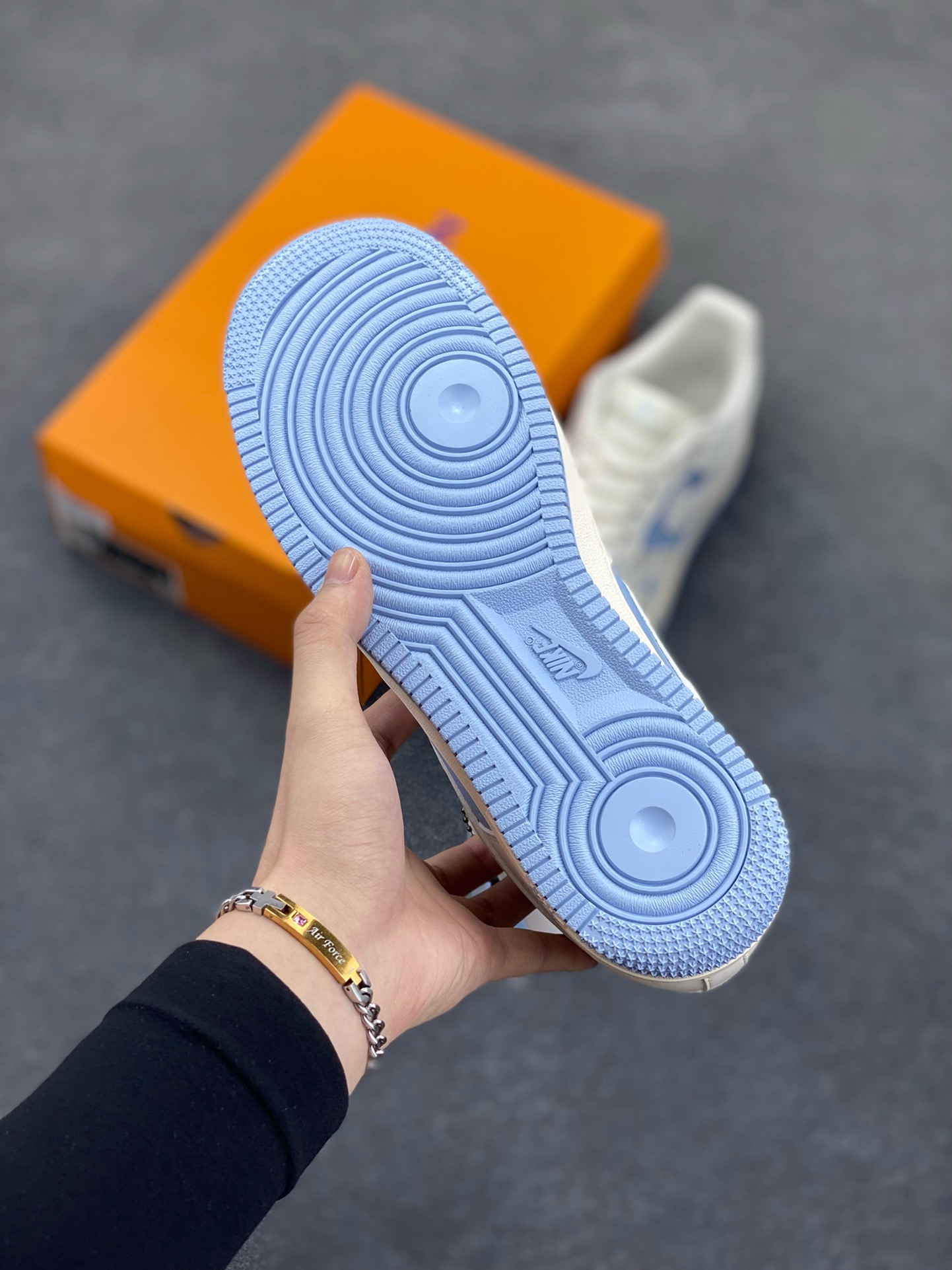 图片[5]-福利特价 NIke Air Force 1 \’07 Low “LV联名–米白冰蓝”空军一号 低帮 运动鞋 休闲鞋 折边针车 工艺难度大 原楦头原纸板 原装鞋盒 定制五金配件 内置全掌气垫 原厂鞋底 货号：BB9599-203 尺码：36 36.5 37.5 38 38.5 39 40 40.5 41 42 42.5 43 44 44.5 45-选品中心