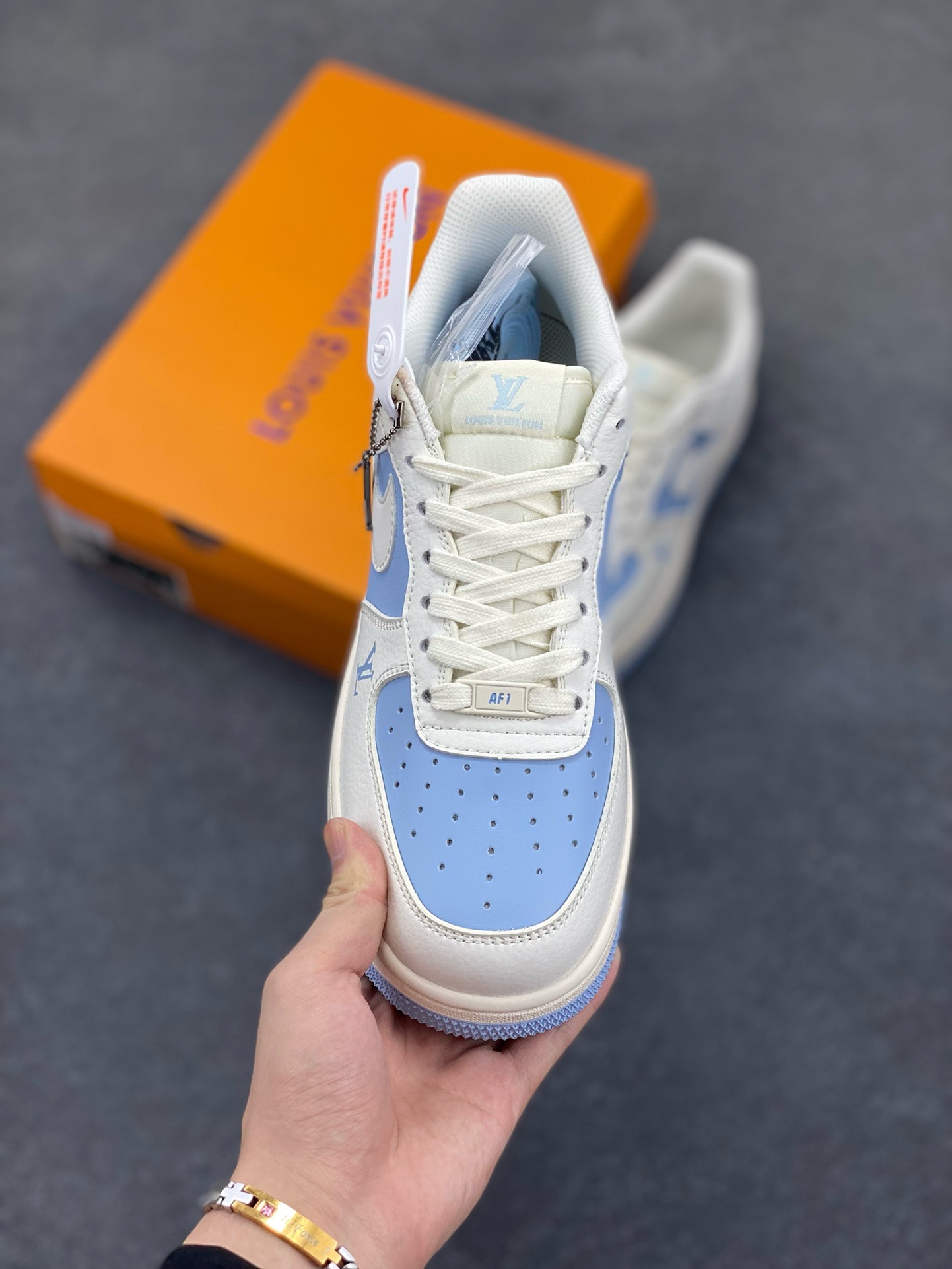 图片[2]-福利特价 NIke Air Force 1 \’07 Low “LV联名–米白冰蓝”空军一号 低帮 运动鞋 休闲鞋 折边针车 工艺难度大 原楦头原纸板 原装鞋盒 定制五金配件 内置全掌气垫 原厂鞋底 货号：BB9599-203 尺码：36 36.5 37.5 38 38.5 39 40 40.5 41 42 42.5 43 44 44.5 45-选品中心
