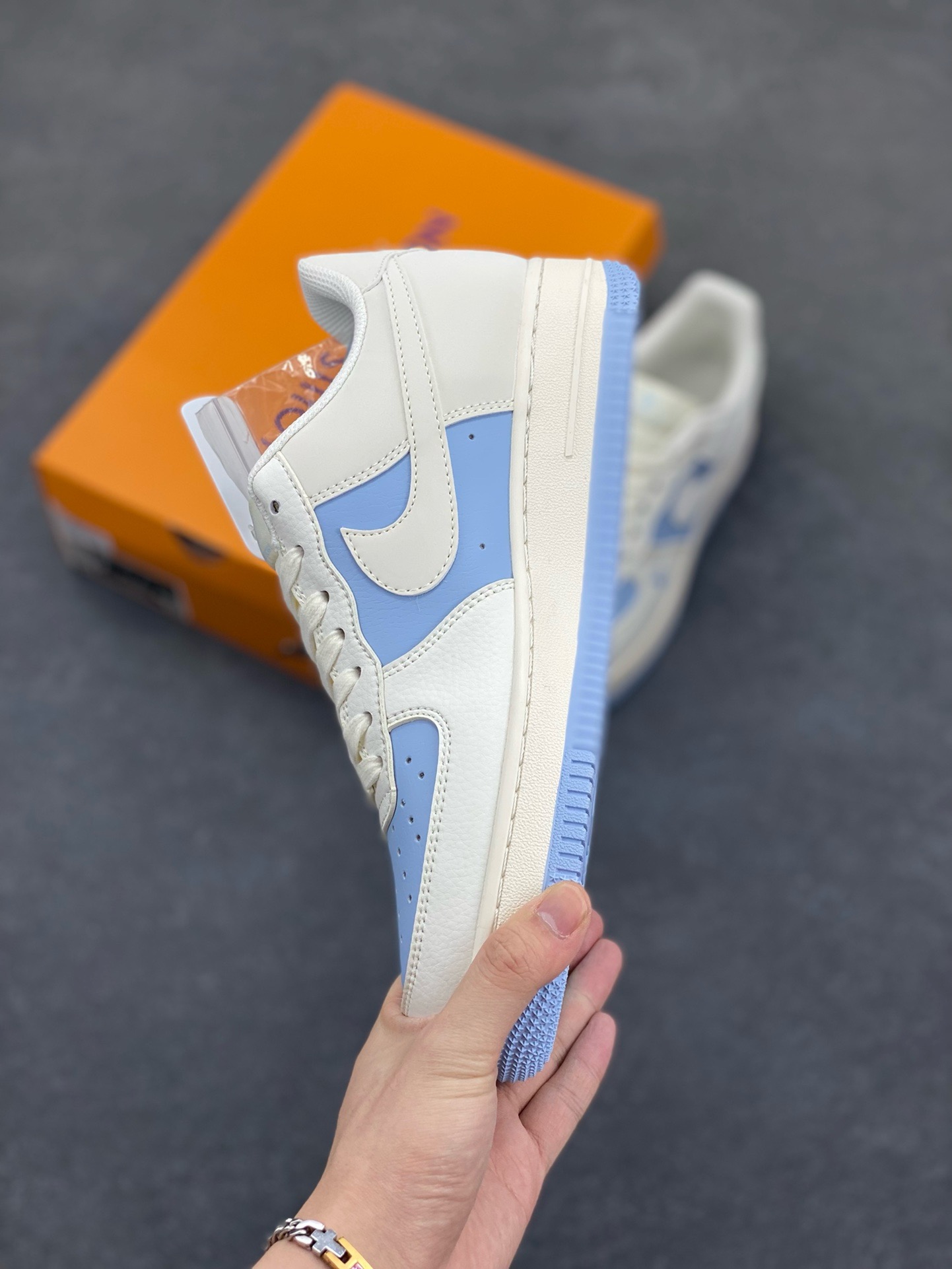 图片[3]-福利特价 NIke Air Force 1 \’07 Low “LV联名–米白冰蓝”空军一号 低帮 运动鞋 休闲鞋 折边针车 工艺难度大 原楦头原纸板 原装鞋盒 定制五金配件 内置全掌气垫 原厂鞋底 货号：BB9599-203 尺码：36 36.5 37.5 38 38.5 39 40 40.5 41 42 42.5 43 44 44.5 45-选品中心
