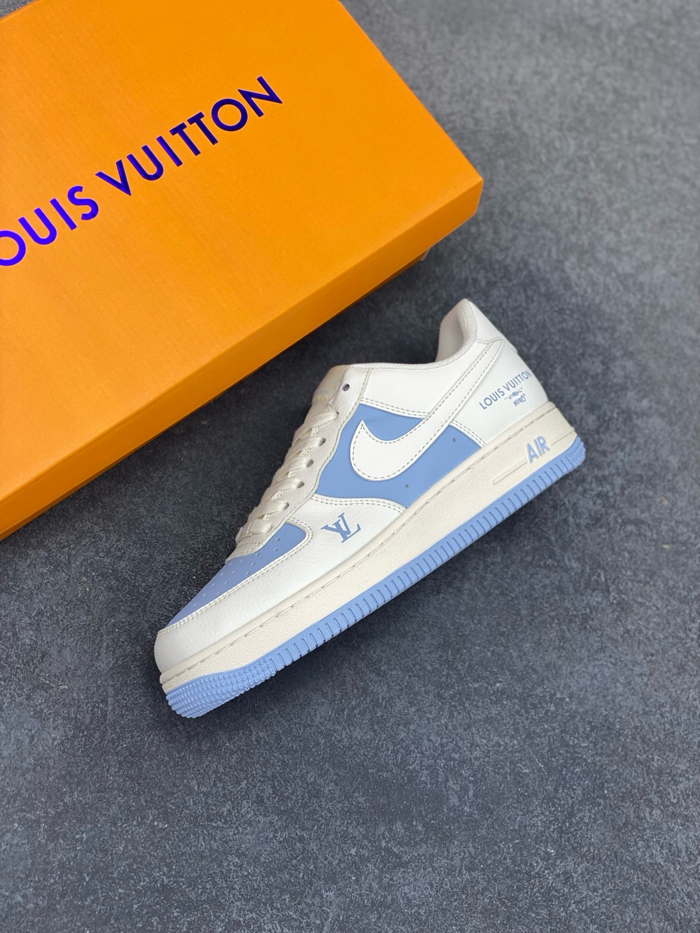 图片[7]-福利特价 NIke Air Force 1 \’07 Low “LV联名–米白冰蓝”空军一号 低帮 运动鞋 休闲鞋 折边针车 工艺难度大 原楦头原纸板 原装鞋盒 定制五金配件 内置全掌气垫 原厂鞋底 货号：BB9599-203 尺码：36 36.5 37.5 38 38.5 39 40 40.5 41 42 42.5 43 44 44.5 45-选品中心