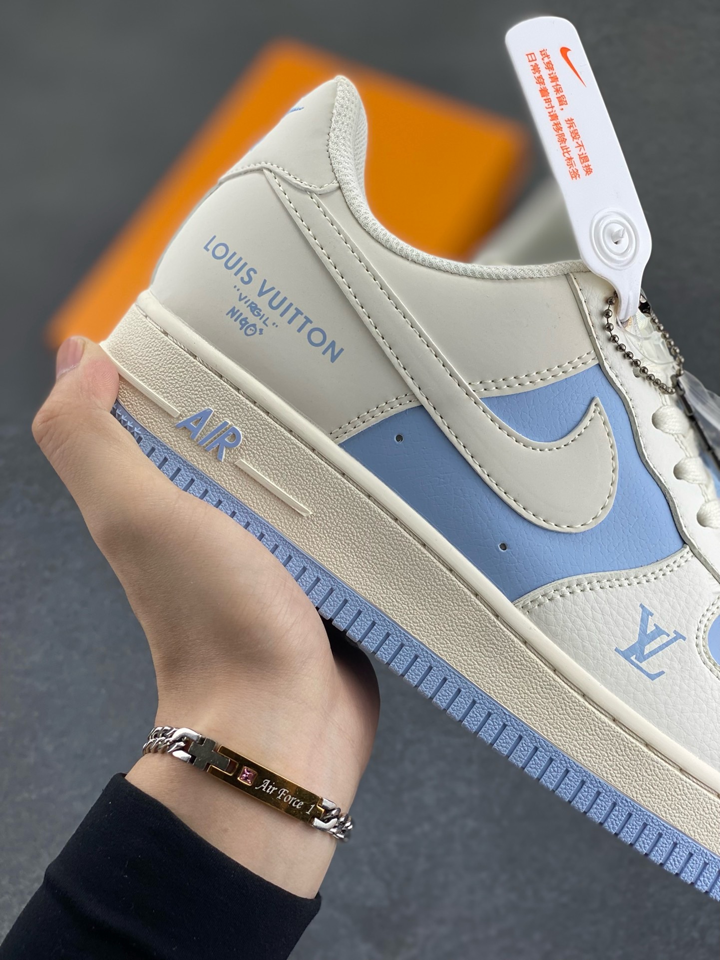 图片[6]-福利特价 NIke Air Force 1 \’07 Low “LV联名–米白冰蓝”空军一号 低帮 运动鞋 休闲鞋 折边针车 工艺难度大 原楦头原纸板 原装鞋盒 定制五金配件 内置全掌气垫 原厂鞋底 货号：BB9599-203 尺码：36 36.5 37.5 38 38.5 39 40 40.5 41 42 42.5 43 44 44.5 45-选品中心