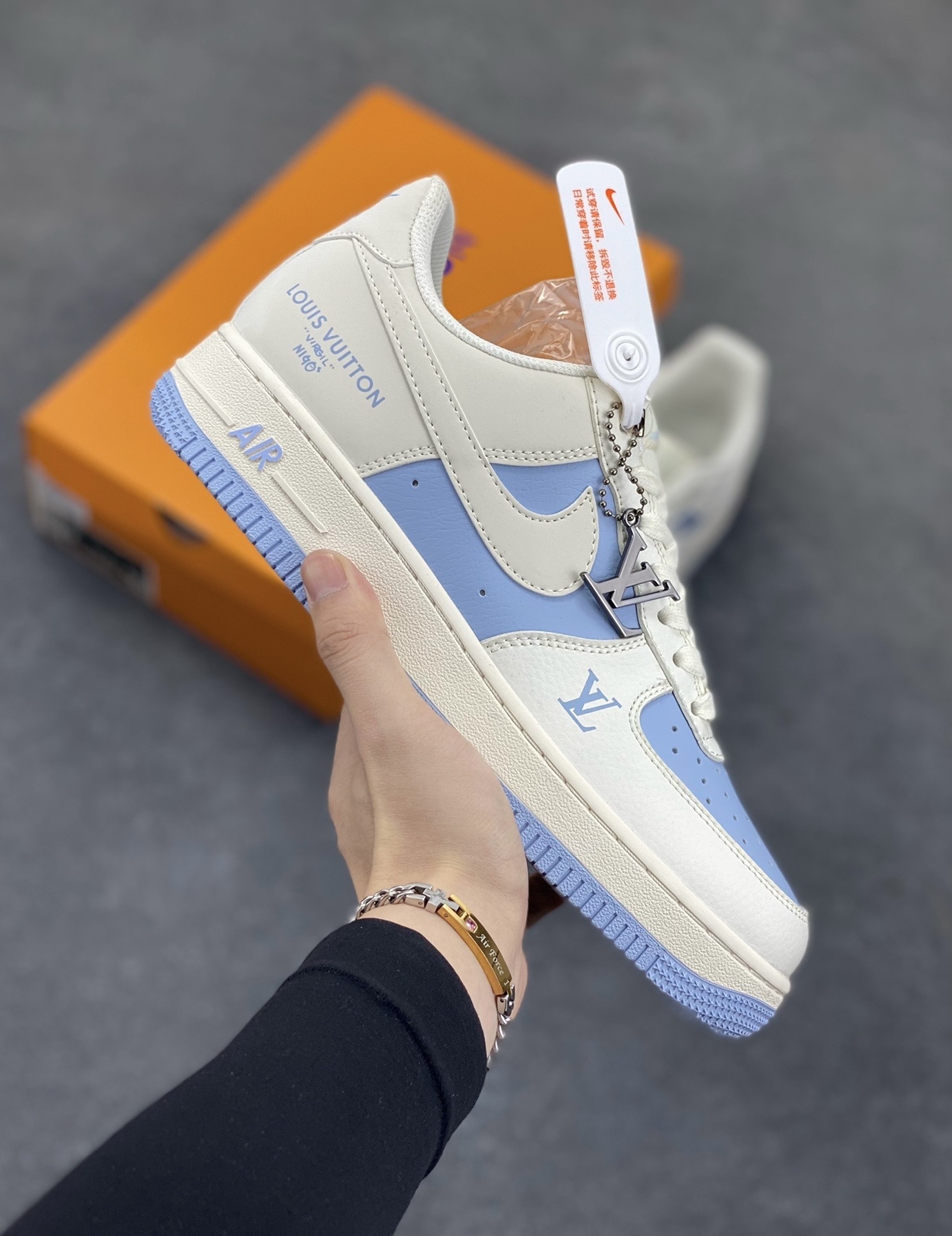 福利特价 NIke Air Force 1 \'07 Low “LV联名--米白冰蓝”空军一号 低帮 运动鞋 休闲鞋 折边针车 工艺难度大 原楦头原纸板 原装鞋盒 定制五金配件 内置全掌气垫 原厂鞋底 货号：BB9599-203 尺码：36 36.5 37.5 38 38.5 39 40 40.5 41 42 42.5 43 44 44.5 45-选品中心