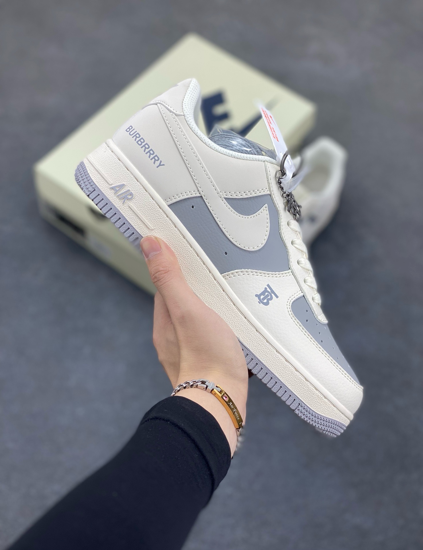 福利特价 NIke Air Force 1 \'07 Low “巴宝莉联名——米灰”空军一号 低帮 运动鞋 休闲鞋 折边针车 工艺难度大 原楦头原纸板 原装鞋盒 定制五金配件 内置全掌气垫 原厂鞋底 货号：BB8588-225 尺码：36 36.5 37.5 38 38.5 39 40 40.5 41 42 42.5 43 44 44.5 45-选品中心